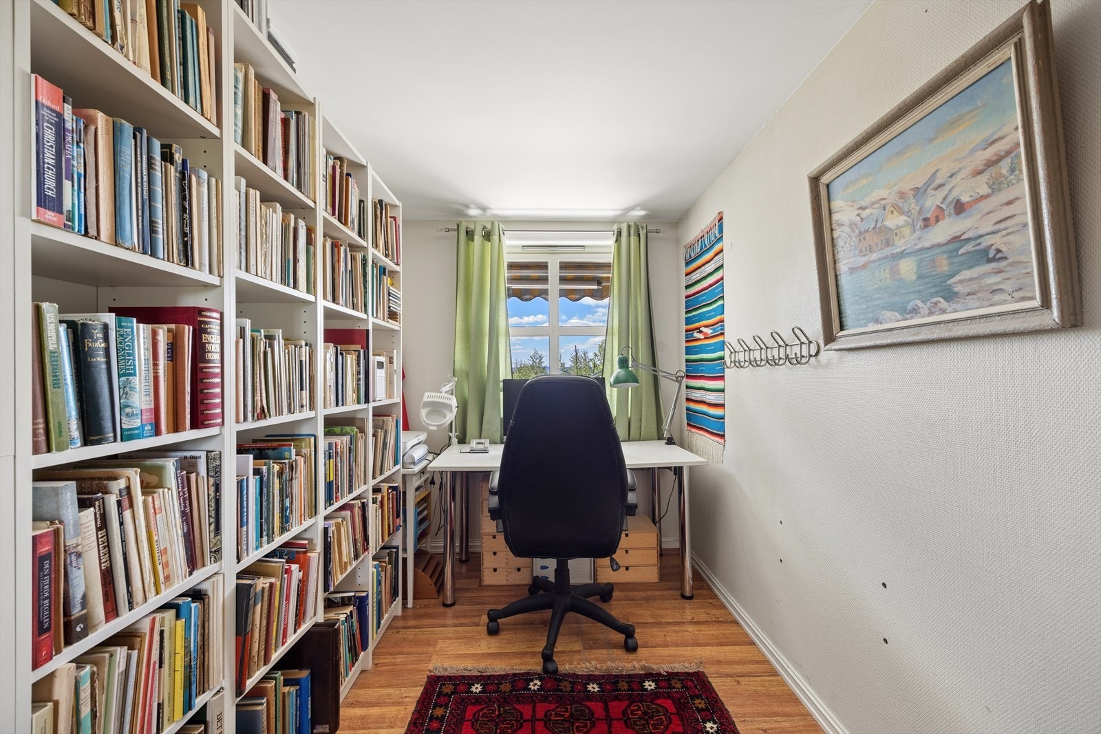 Det andre soverommet er i dag innredet som kontor og har laminatgulv og garderobeskap. Galleribilde