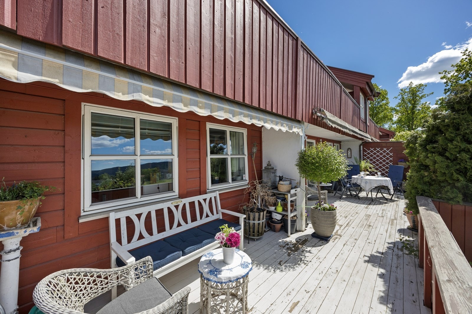 Terrassen har gulv av impregnert trevirke og er utstyrt med både motorisert og manuell markise. Galleribilde