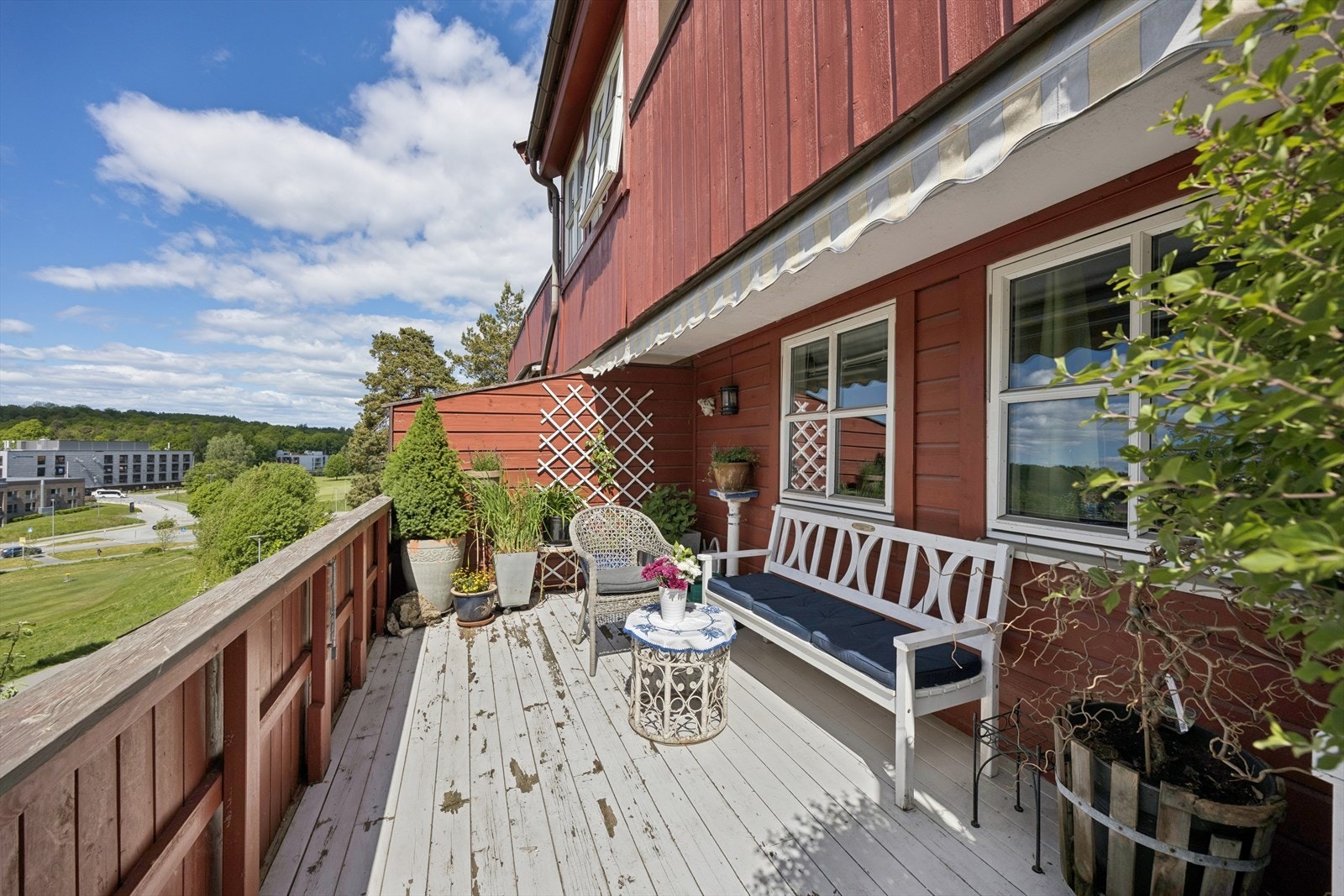 Uteplassen er usjenert med skjermvegger på begge sider, og har god plass til flere sittegrupper. Galleribilde