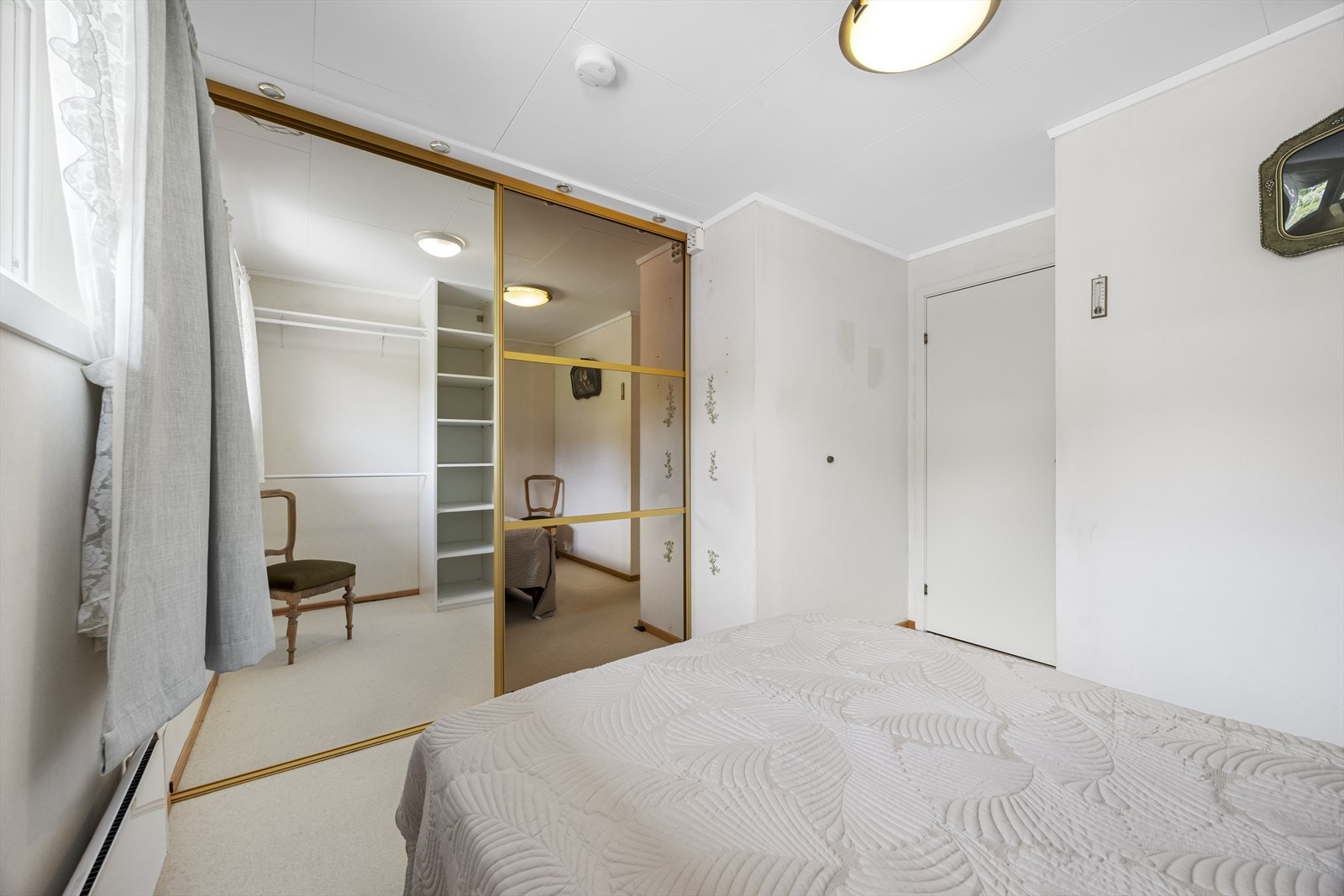 Soverom med stor garderobe (tidligere 2 soverom). Galleribilde