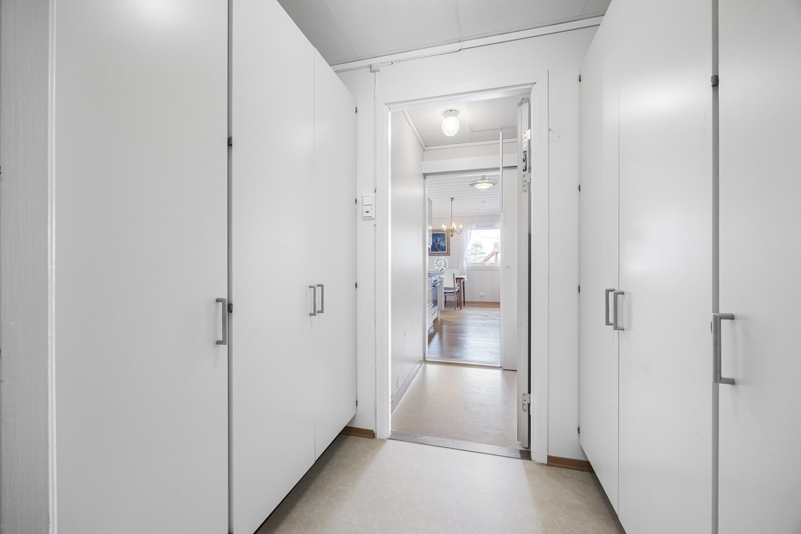2 praktiske boder og grovkjøkken med vaskerom. Galleribilde