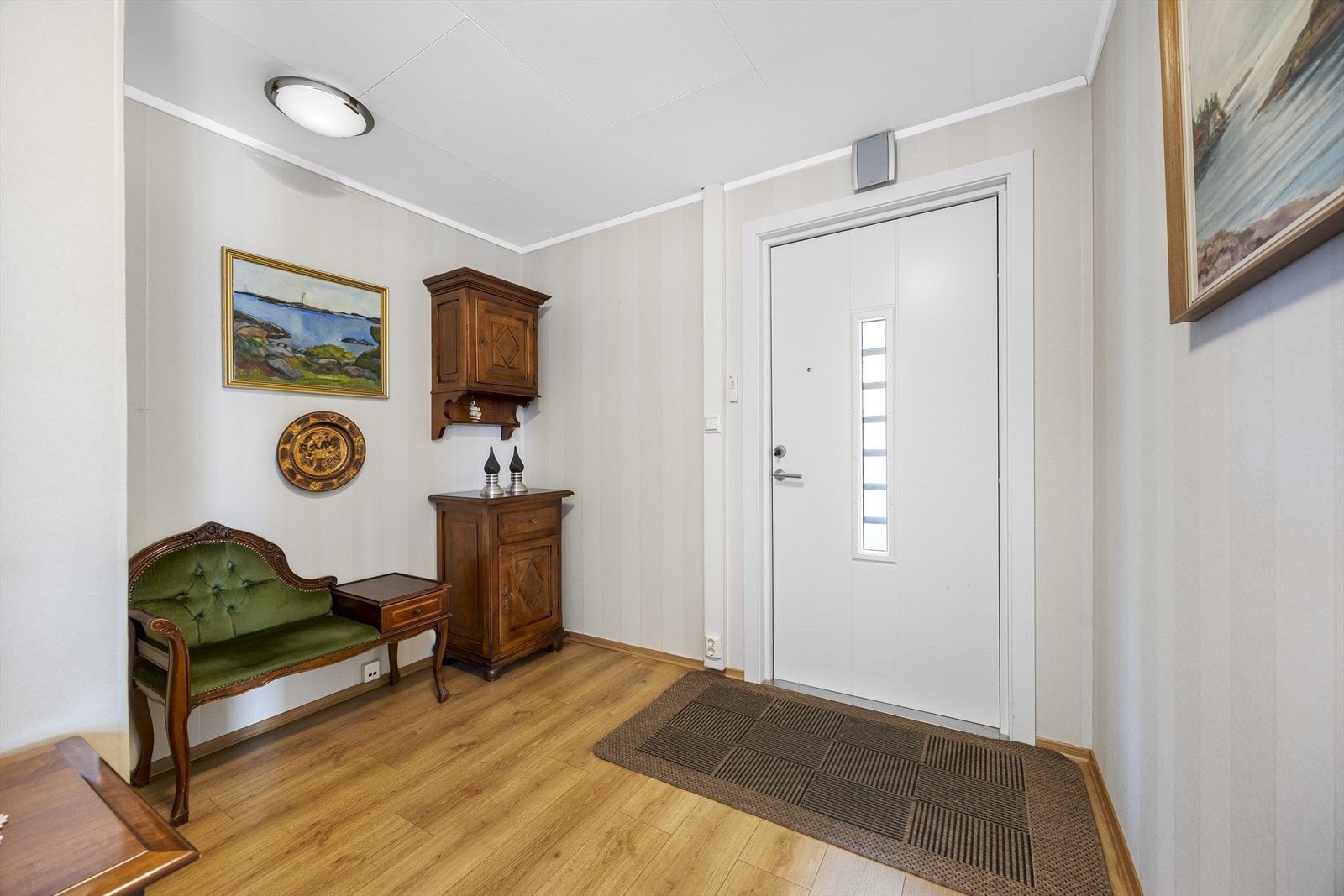 Inngangsparti med garderobe. Galleribilde