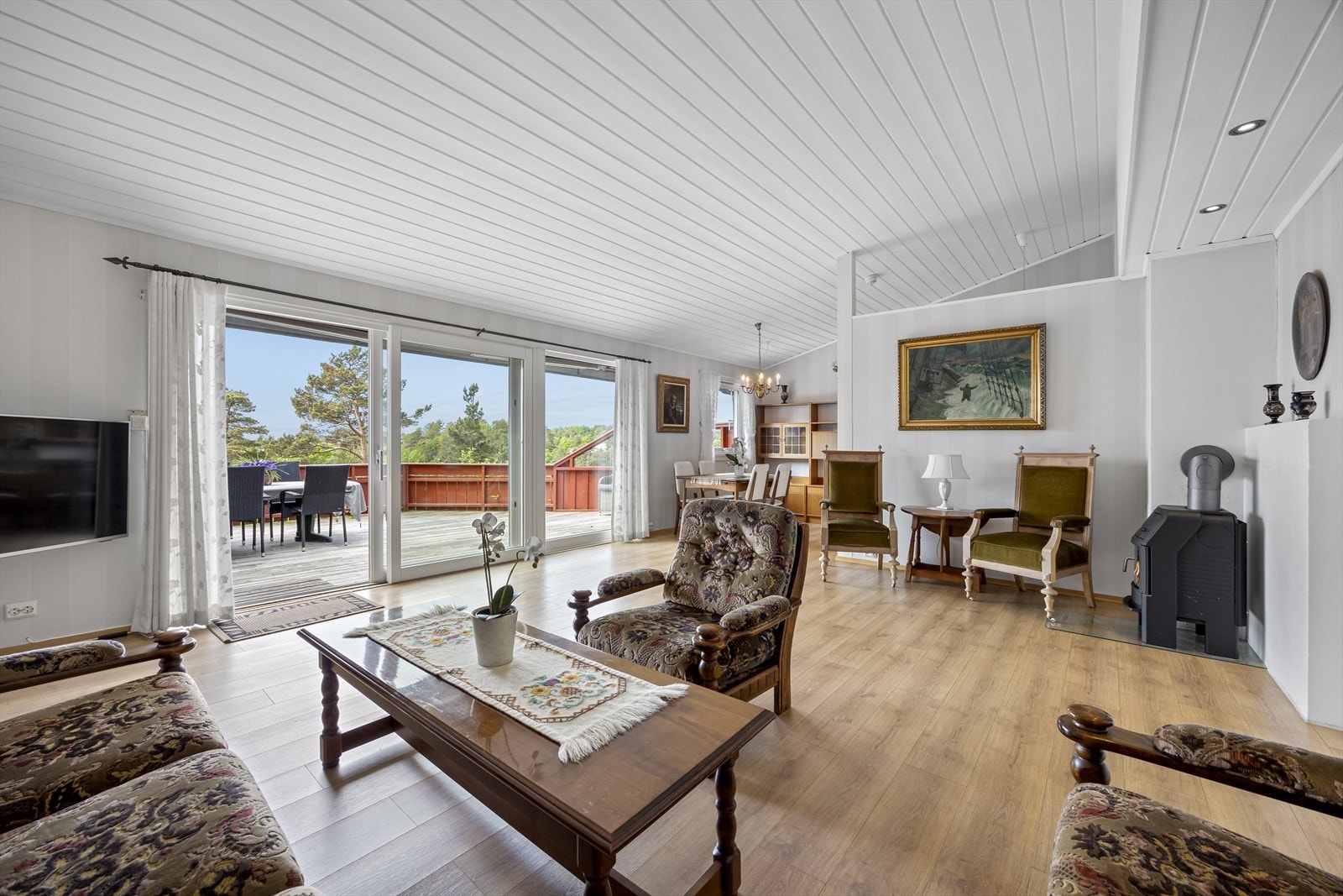 Praktisk rekkehus med alt på en flate, stor terrasse og fine uteplasser mot både morgen- og kveldssol. Galleribilde