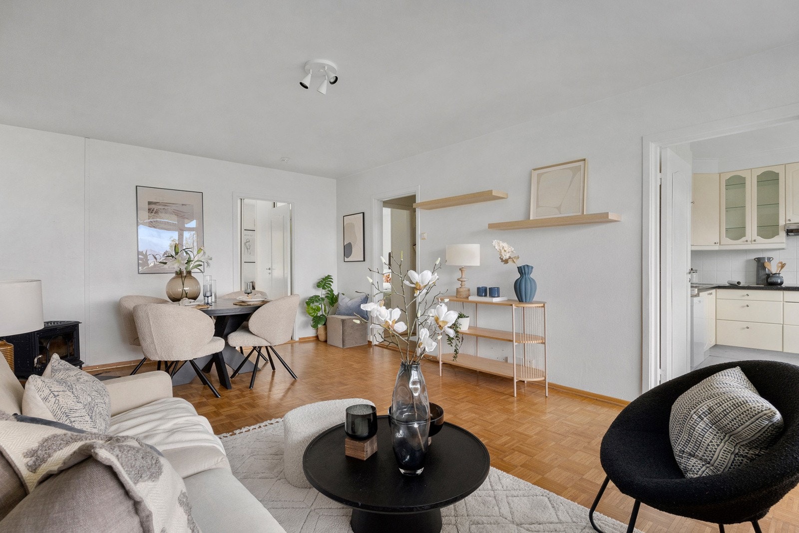 God plass til romslig sofa, spisebord og andre ønskede møblementer. Galleribilde