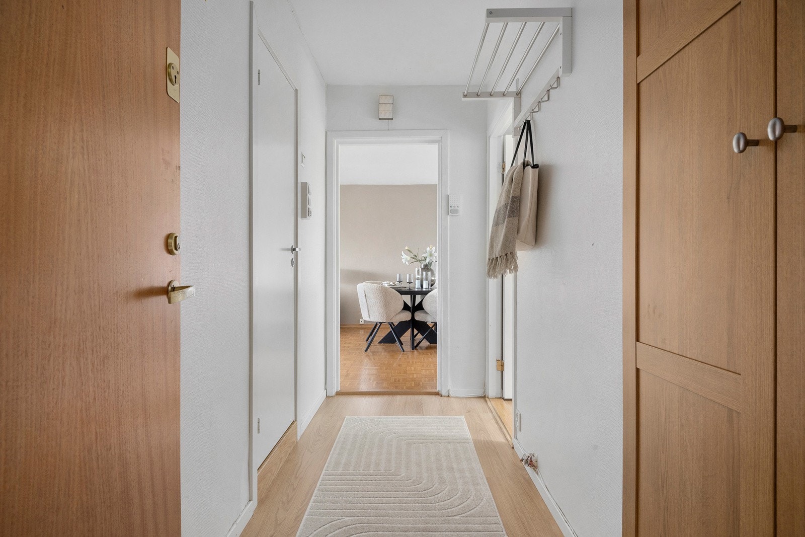 Entre med gode oppbevaringsmuligheter i garderobe. Galleribilde