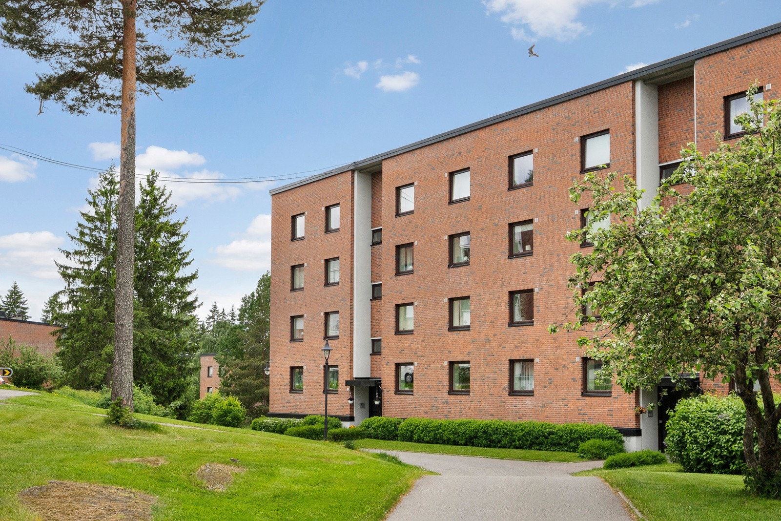 Leiligheten disponerer 1 bod i trappeoppgang og 2 kjellerboder, samt bruk av felles sykkelbod og fellesvaskeri. Galleribilde