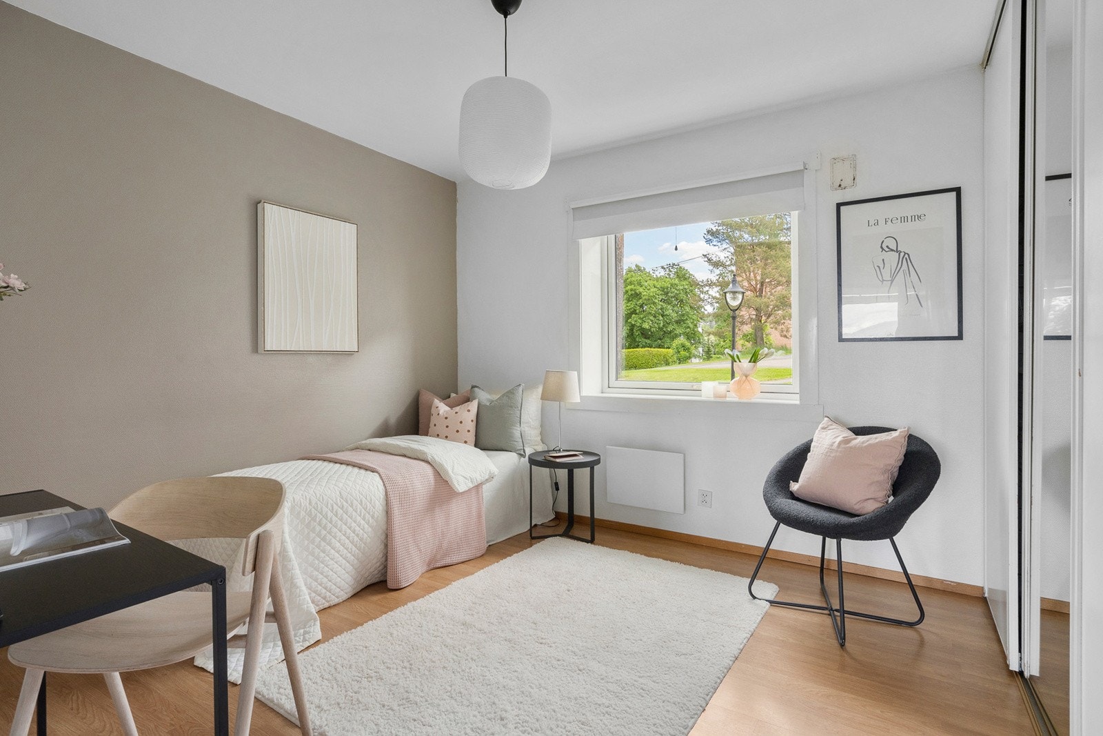 Soverom 2 - Romslig og innbydende soverom med plass til seng og andre ønskede møblementer, medfølgende skyvedørsgarderobe. Galleribilde