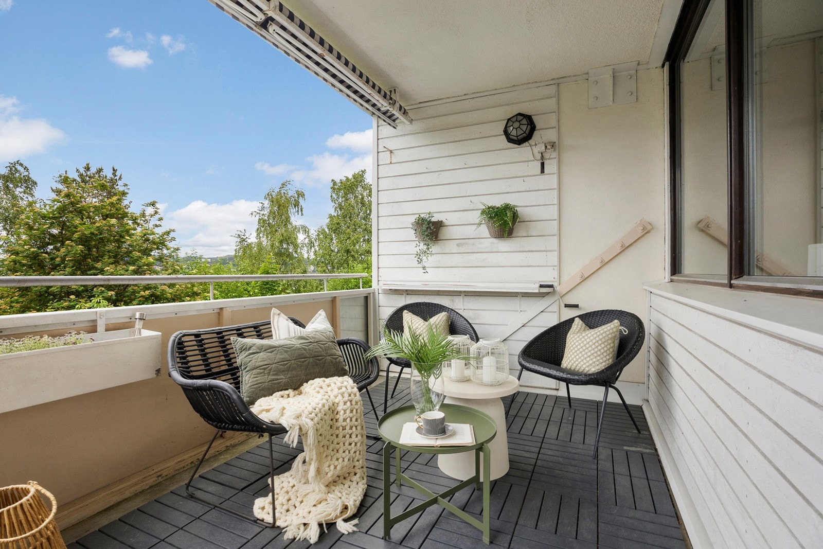 Nordvestvendt balkong på 9,4m² med tremmegulv, markise, belysning, strømuttak og adkomst fra stue. Galleribilde