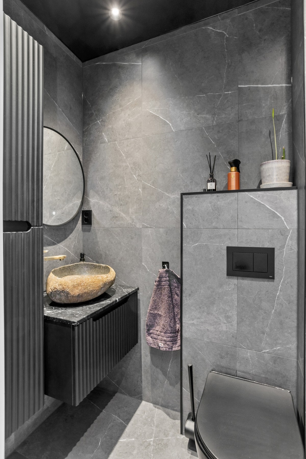Badet er oppgradert i 2024 med flislagte vegger og gulv med gulvvarme, vegghengt servant med armatur og vegghengt toalett Galleribilde