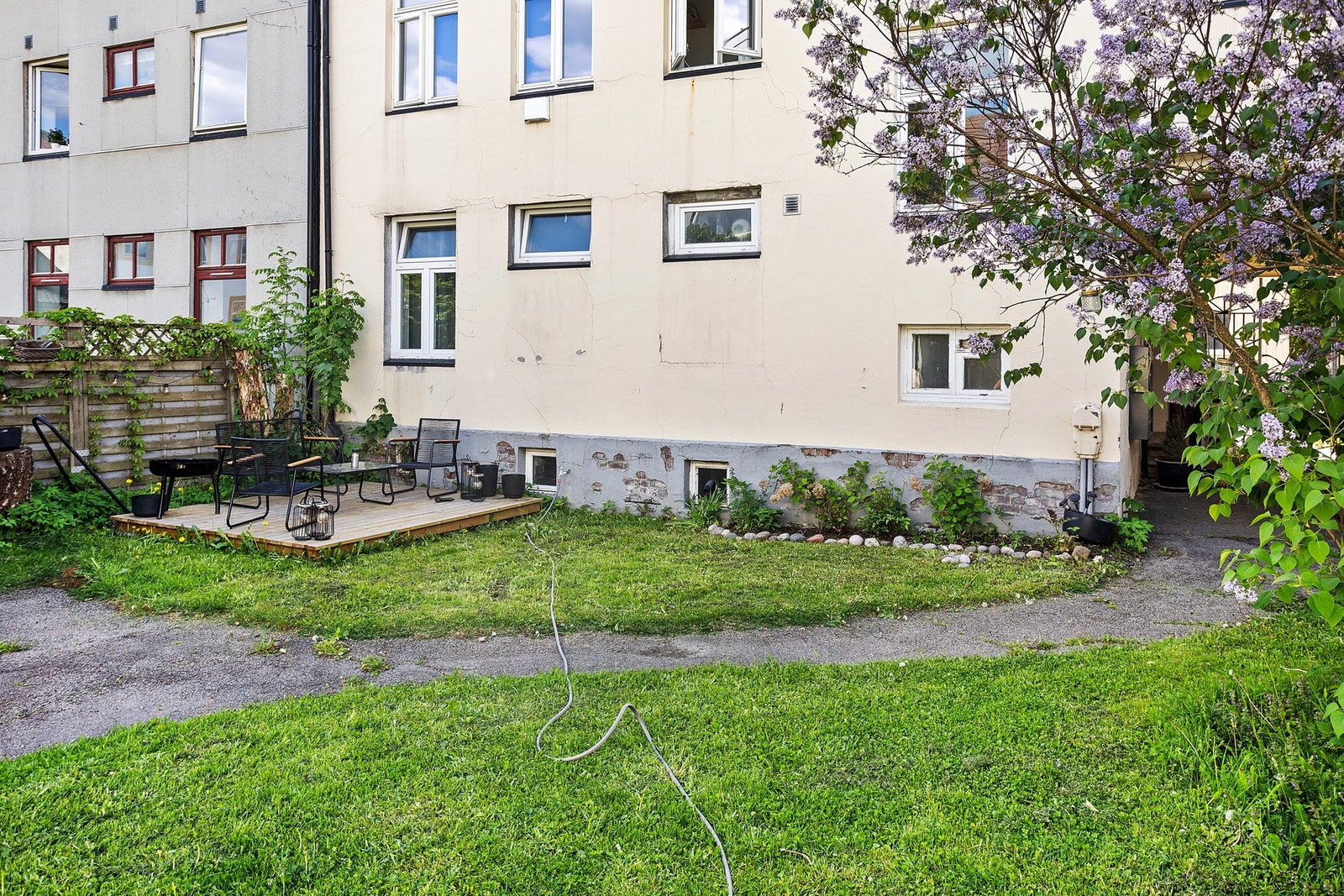 Hyggelig uteområde med plass til sittegruppe og grill - perfekt for avslappende sommerdager i rolige omgivelser Galleribilde