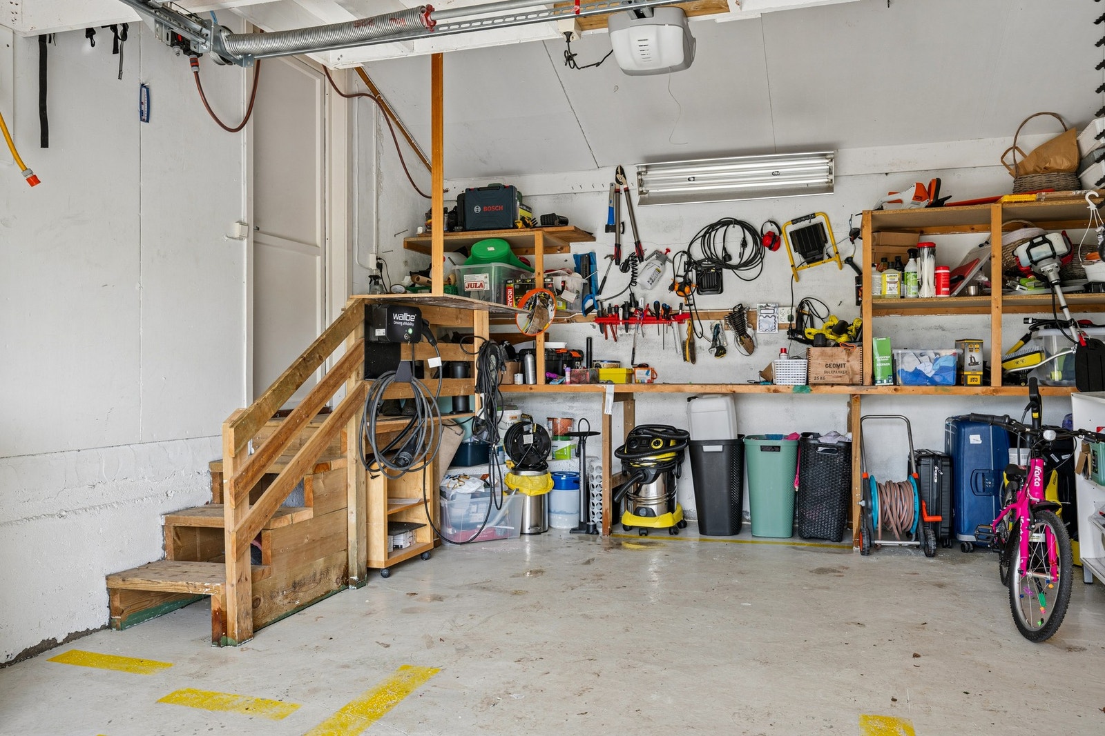 Garasje med god plass til oppbevaring og verkstedbenk. Elbillader er montert. Galleribilde