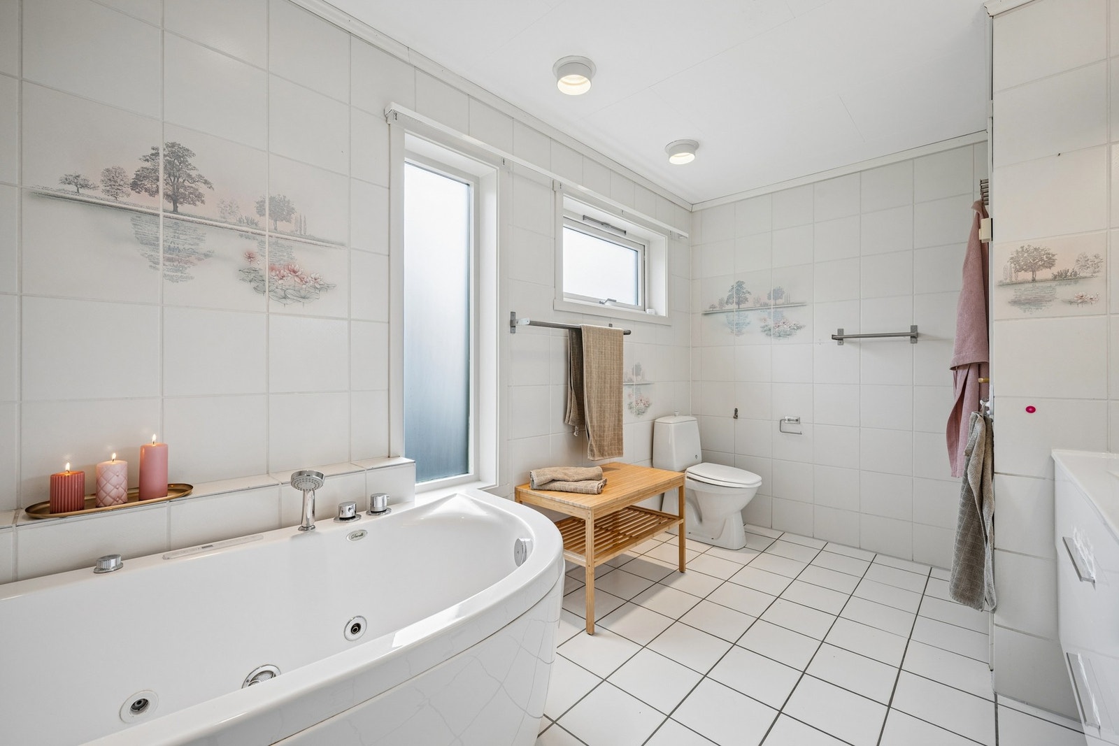 Romslig bad med flislagt gulv og vegger. Galleribilde
