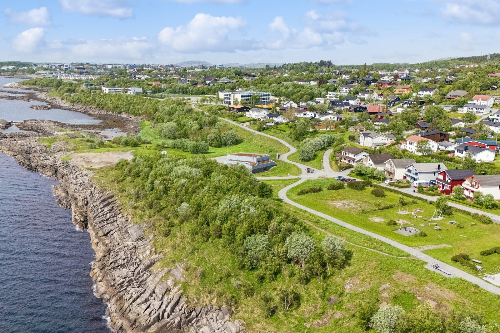 Nærområdet byr på lekeplasser og grøntområder. Galleribilde