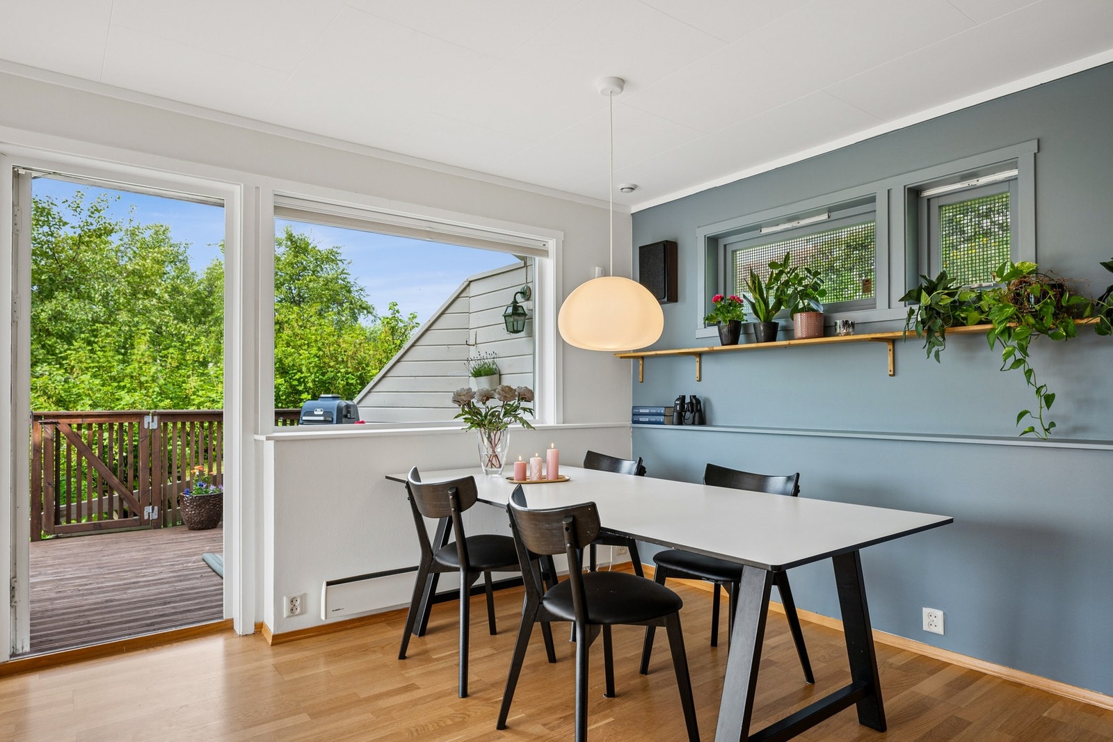 Spisestuen har direkte utgang til en av boligens terrasser. Galleribilde