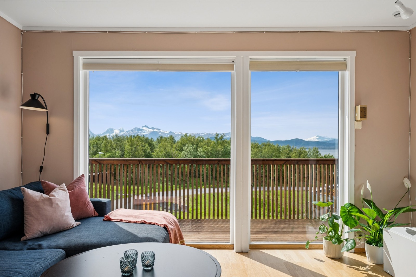 Fra stuen er det direkte utgang til terrassen og åpen utsikt mot sjøen og fjellene. Galleribilde