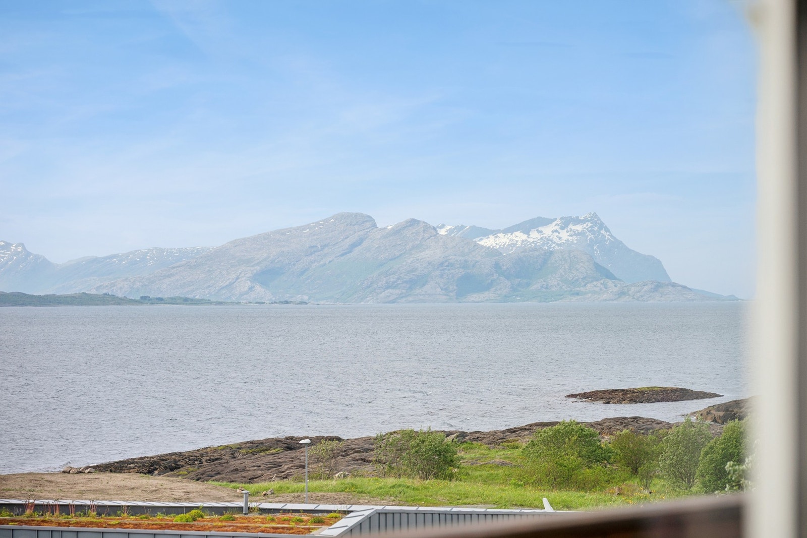 Utsikt mot havet og fjellandskapet i horisonten. Galleribilde