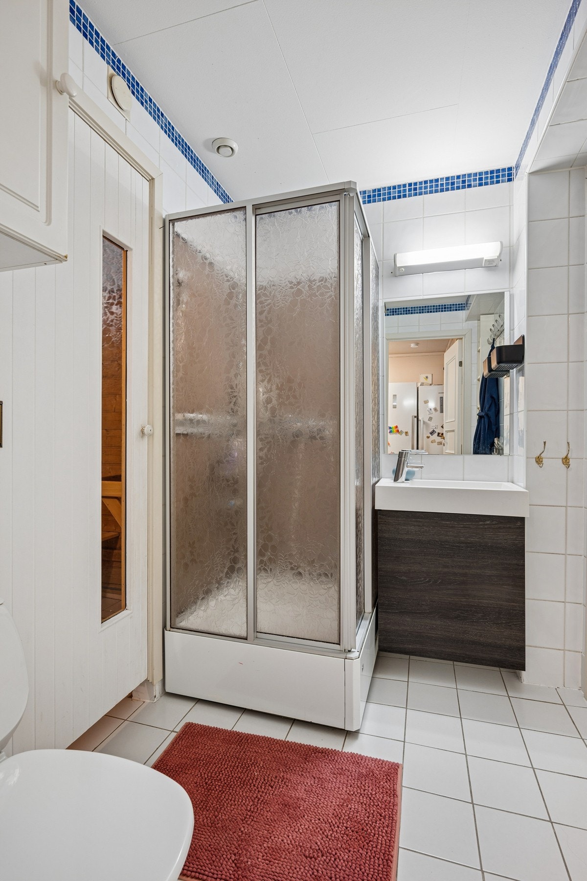 Bad i underetasjen med dusjkabinett og tilknytning til badstue. Galleribilde