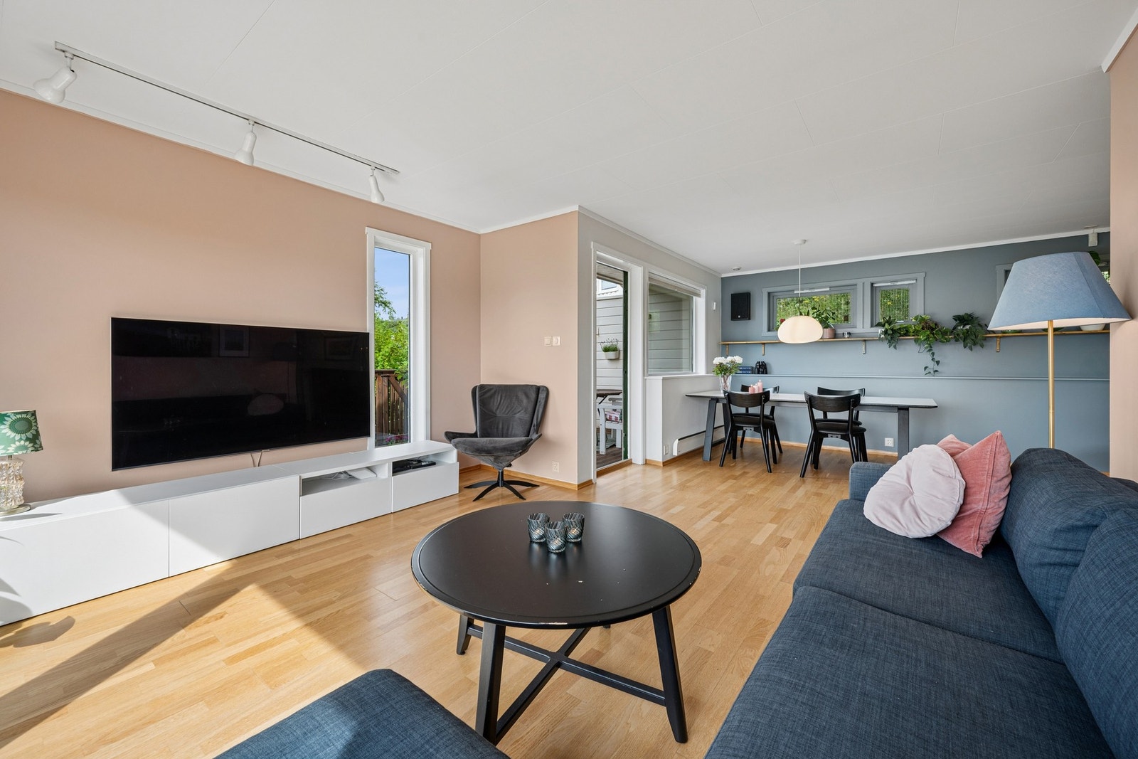 Hovedetasjen har en åpen og sosial planløsning med plass til både sofagruppe og spisebord. Galleribilde