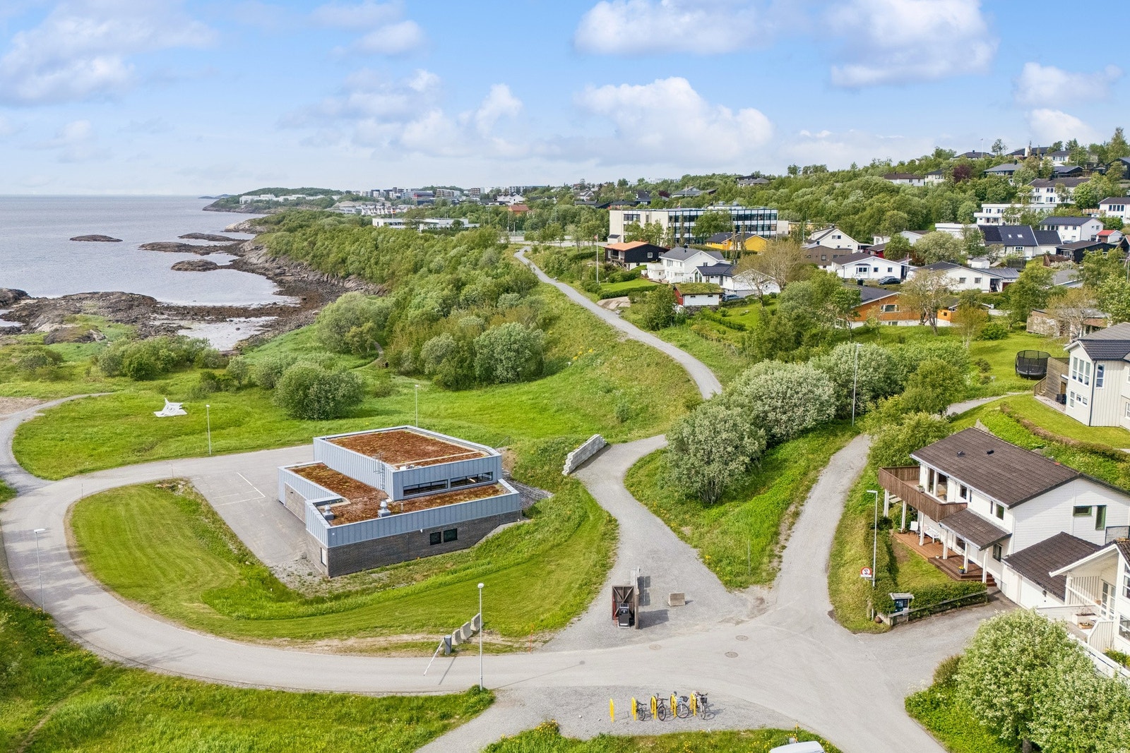 Oversikt over nærområdet med gangavstand til sjøen. Galleribilde