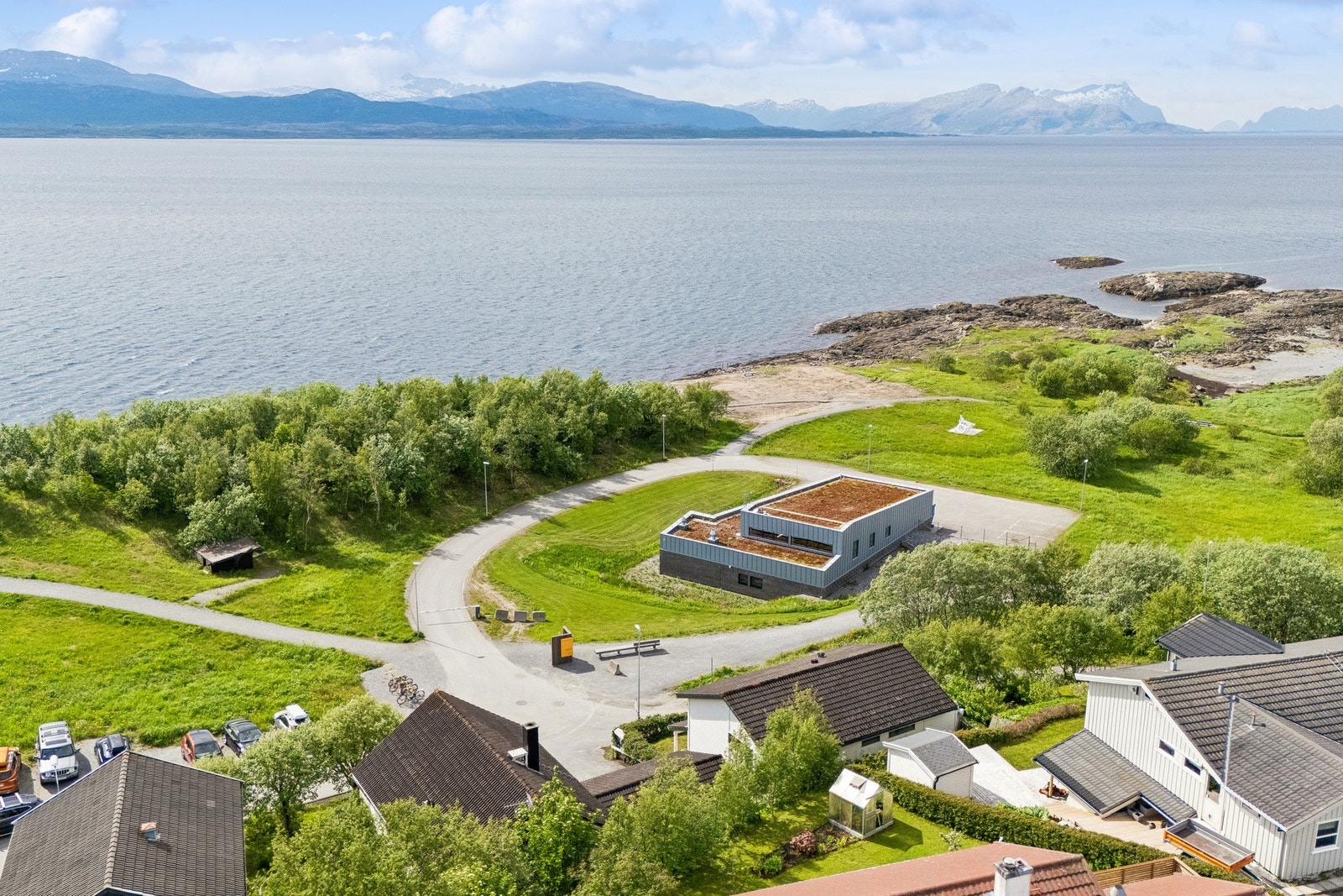 Beliggenhet i et etablert boligområde med flott utsikt over sjøen. Galleribilde