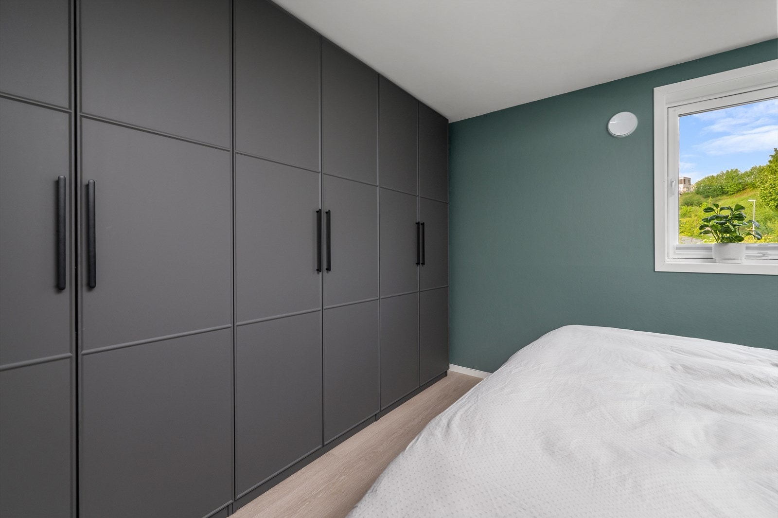 Hovedsoverom på 12 m² med stor garderobe. Betongdekke som etasjeskille gir gode lyd- og branntekniske egenskaper mellom etasjene. Galleribilde