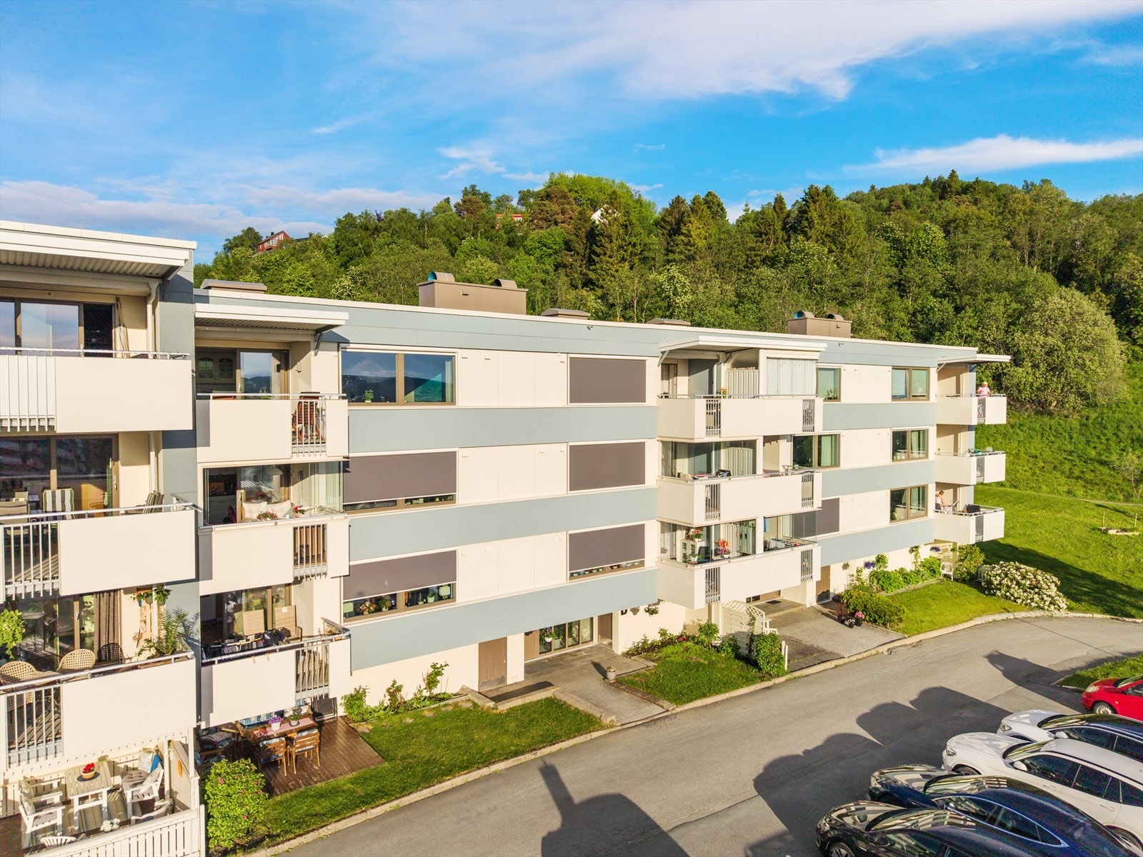 Borettslaget er veldrevet med masse grønt felles areal, og gikk gjennom en totalrenovering av fasade, terrasse, tak og vinduer i 2021. Det ble også utført etterisolering. Galleribilde