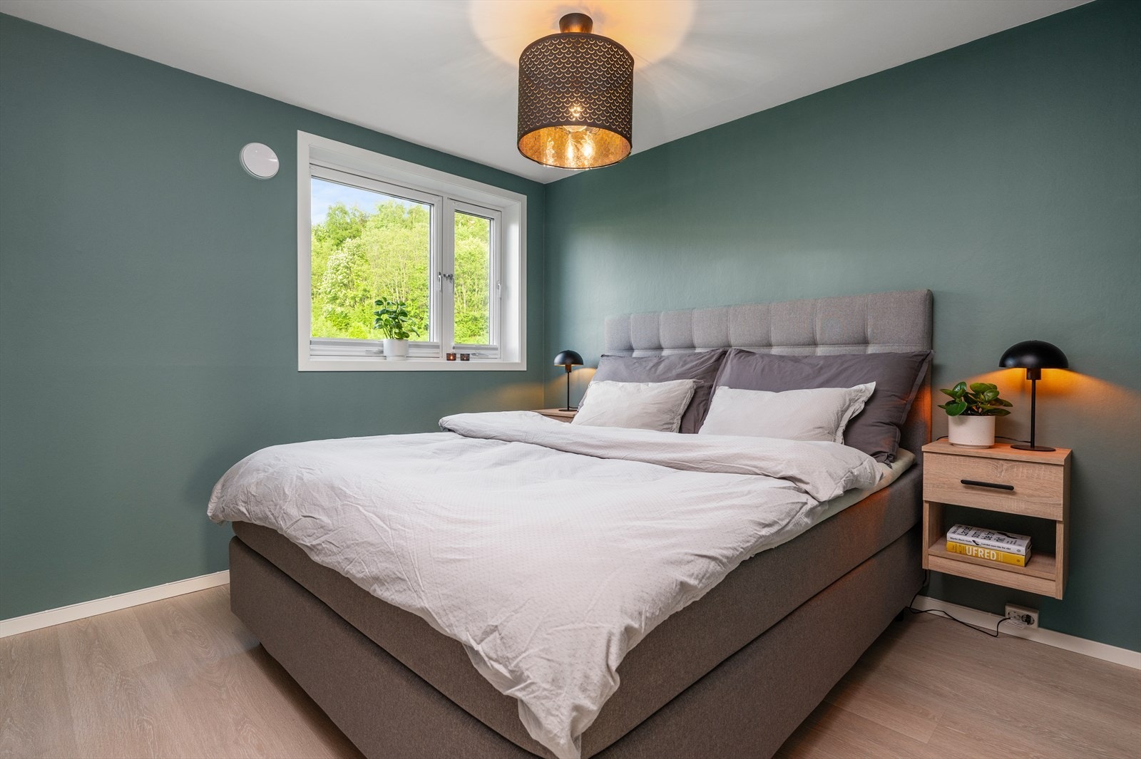 Leiligheten har tre soverom på hhv. 12 m², 9 m² og 8 m². Galleribilde