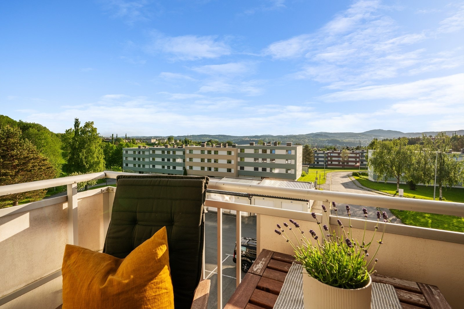 Fra balkongen er det åpen utsikt over nærområdet. Borettslaget grenser til Estenstadmarka, og byr på gode turmuligheter rett utenfor døren. Galleribilde