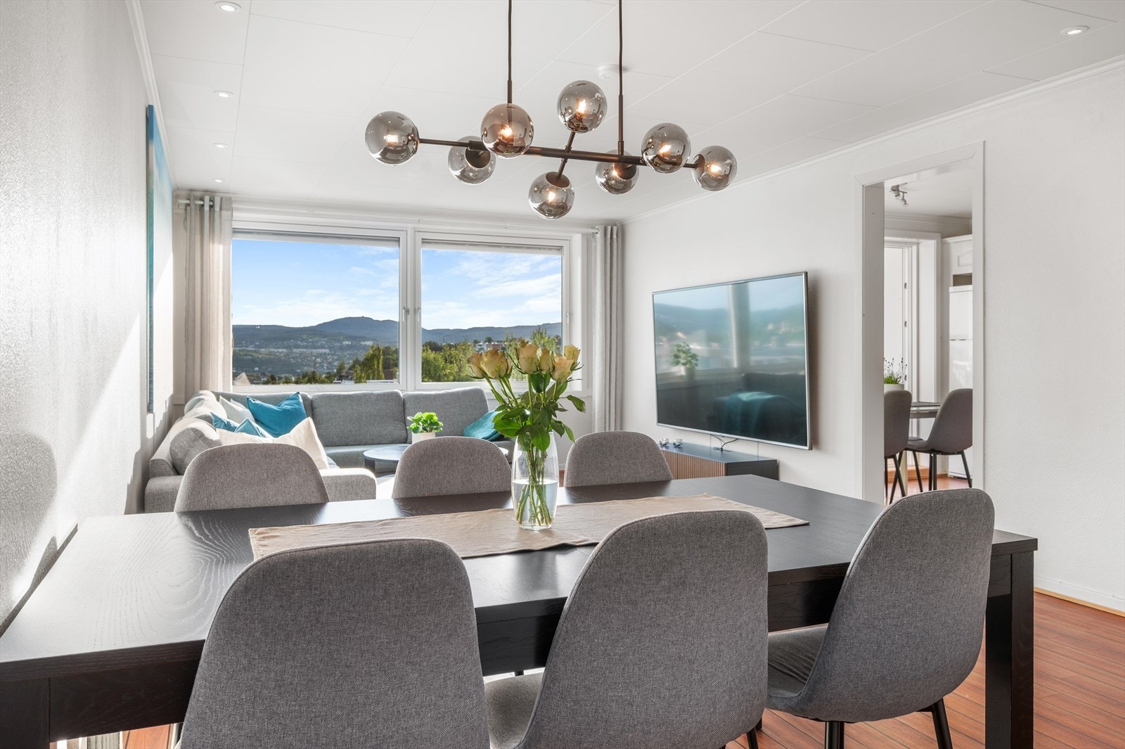 Romslig stue med plass til både sitte- og spiseavdeling. Vinduer fra 2021 med 3-lags glass slipper inn rikelig dagslys. Galleribilde
