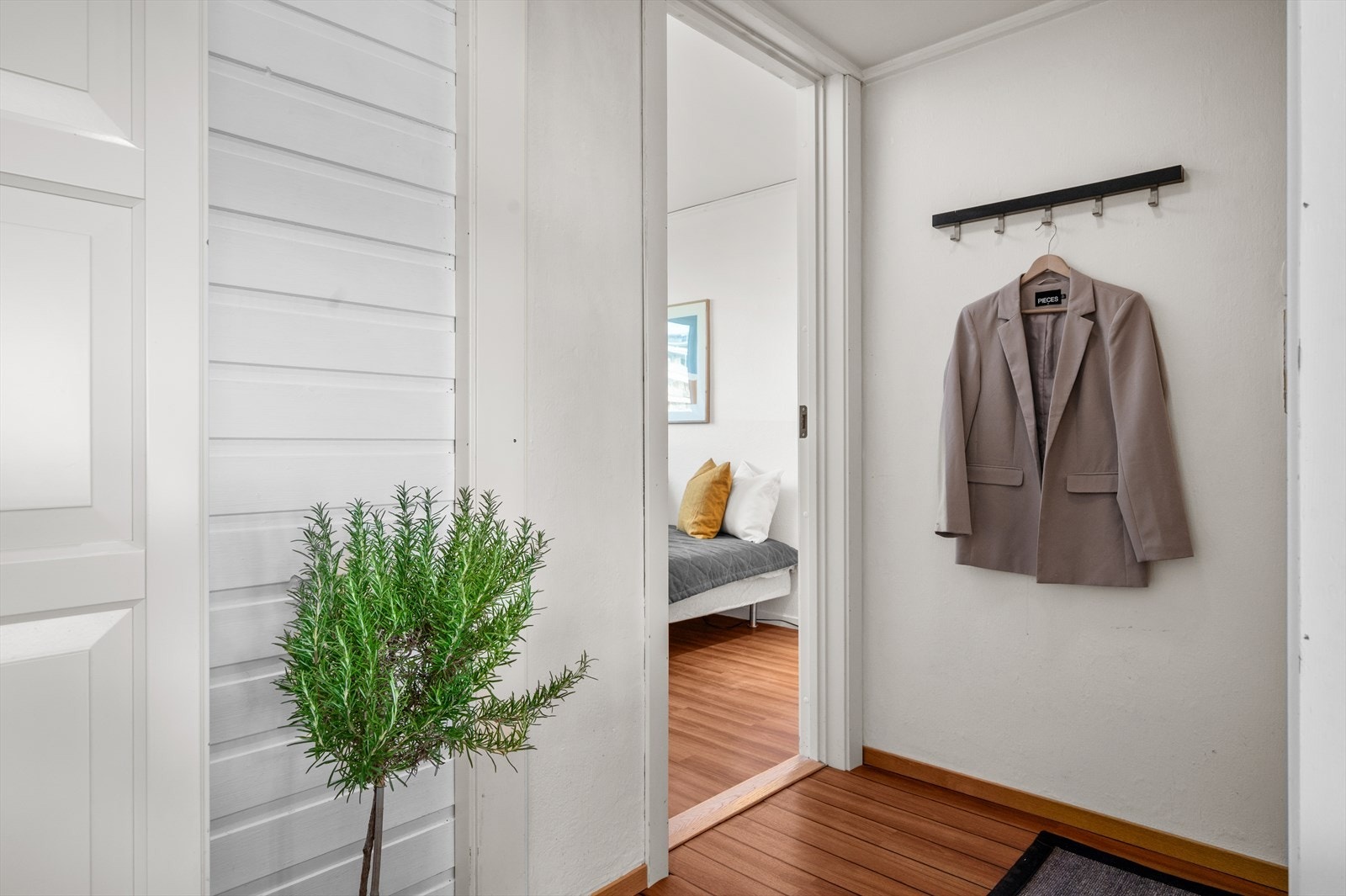 Entre på 1,5 m² med adkomst til alle rom. To eksterne boder i kjeller på totalt 15 m² BRA-e gir rikelig lagringsplass. Galleribilde