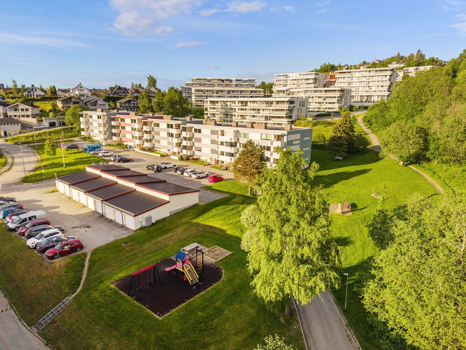 Området rundt borettslaget har fint opparbeidet uteareal med mye grønt fristed for store og små, hvor du har alt fra lekeplasser, sandvolleybane, fotballbane, kunstgressbane til lek og utfoldelse. Galleribilde