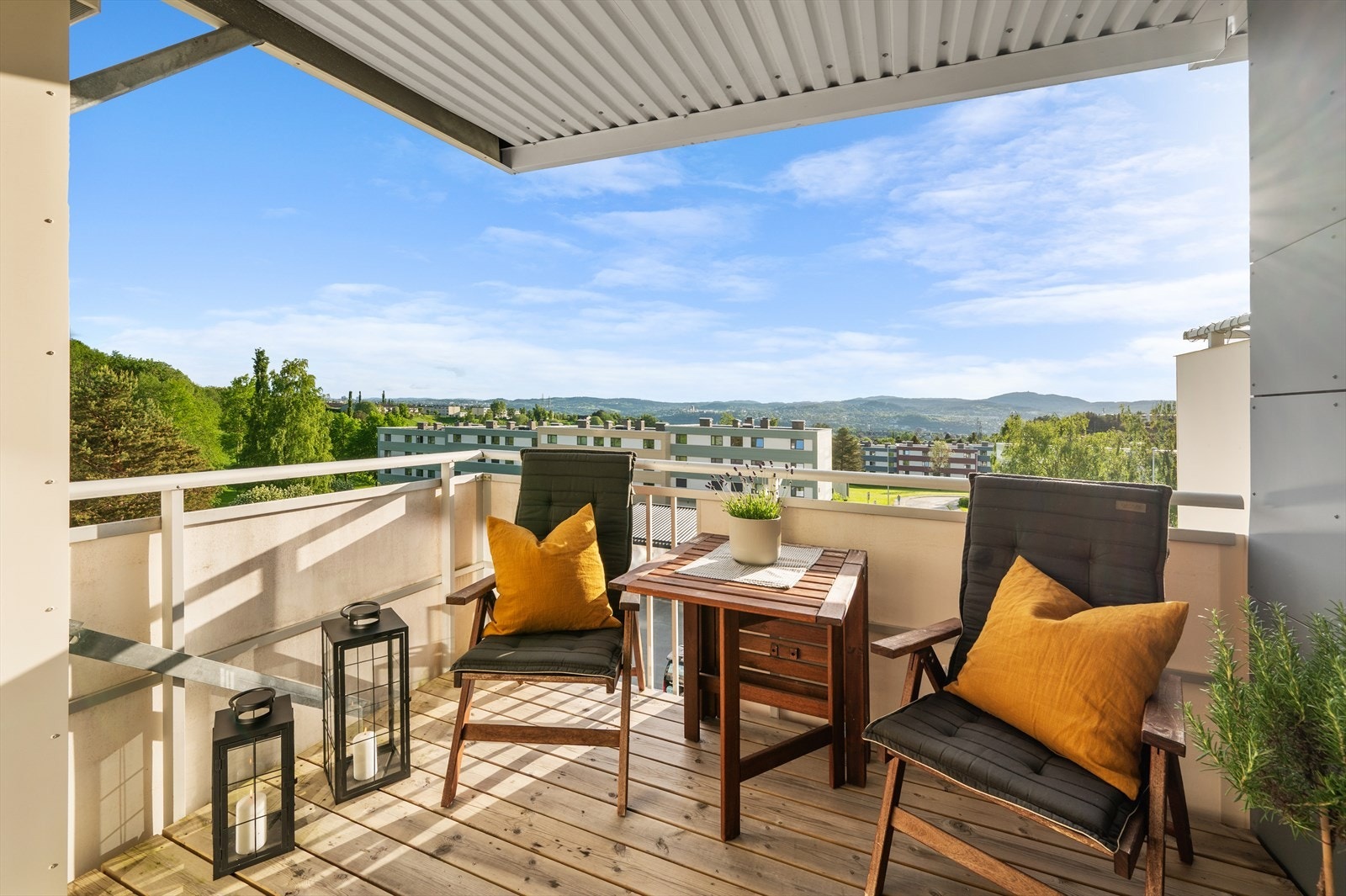 Vestvendt balkong på 8,5 m² oppgradert i 2021 i forbindelse med borettslagets totalrenovering av fasade og terrasse. TG1 uten registrerte avvik. Galleribilde