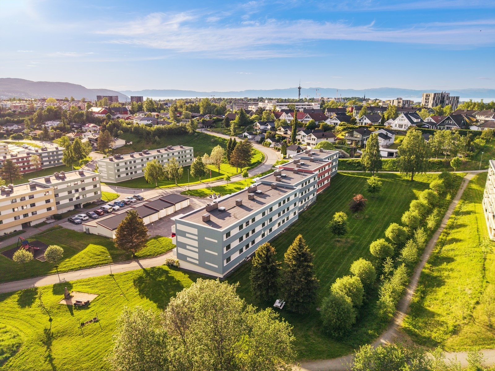Leiligheten ligger i et stille, rolig boligområde ved Othilienborg Borettslag i Trondheim. Boligområdet ligger nært marka og landet, men har samtidig kort vei til byen og sentrum. Galleribilde