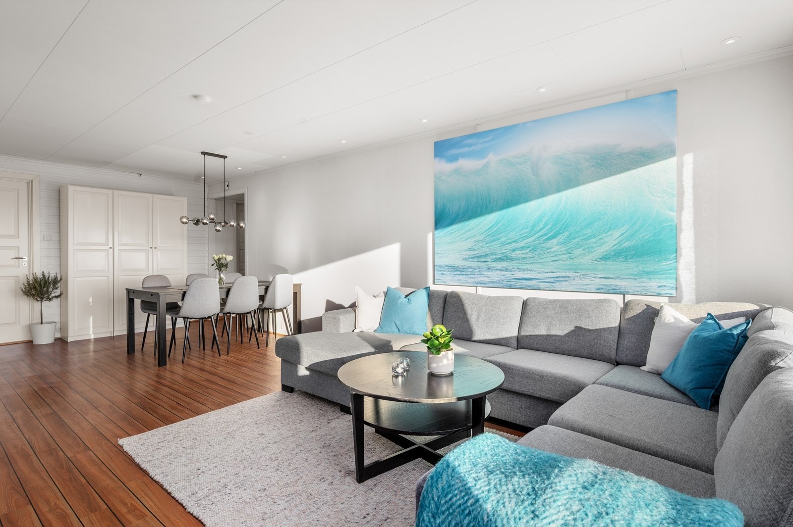 Stuen er på 29,5 m² med betongdekke som etasjeskille. Galleribilde