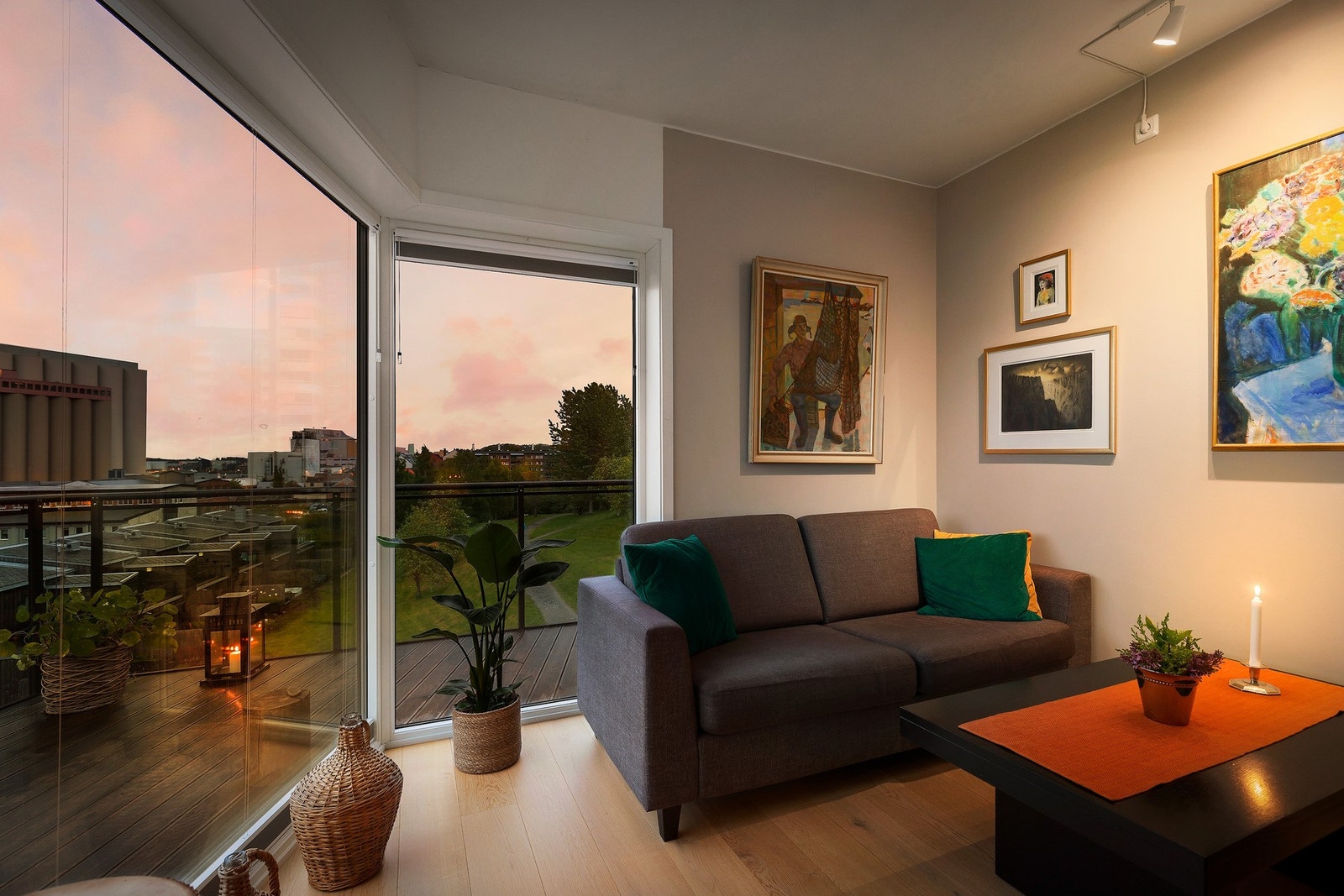 Selv om stuen oppleves lys og luftig på dagtid, skaper de store vindusflatene og den gjennomtenkte utformingen også en lun og stemningsfull atmosfære på kveldstid. Galleribilde