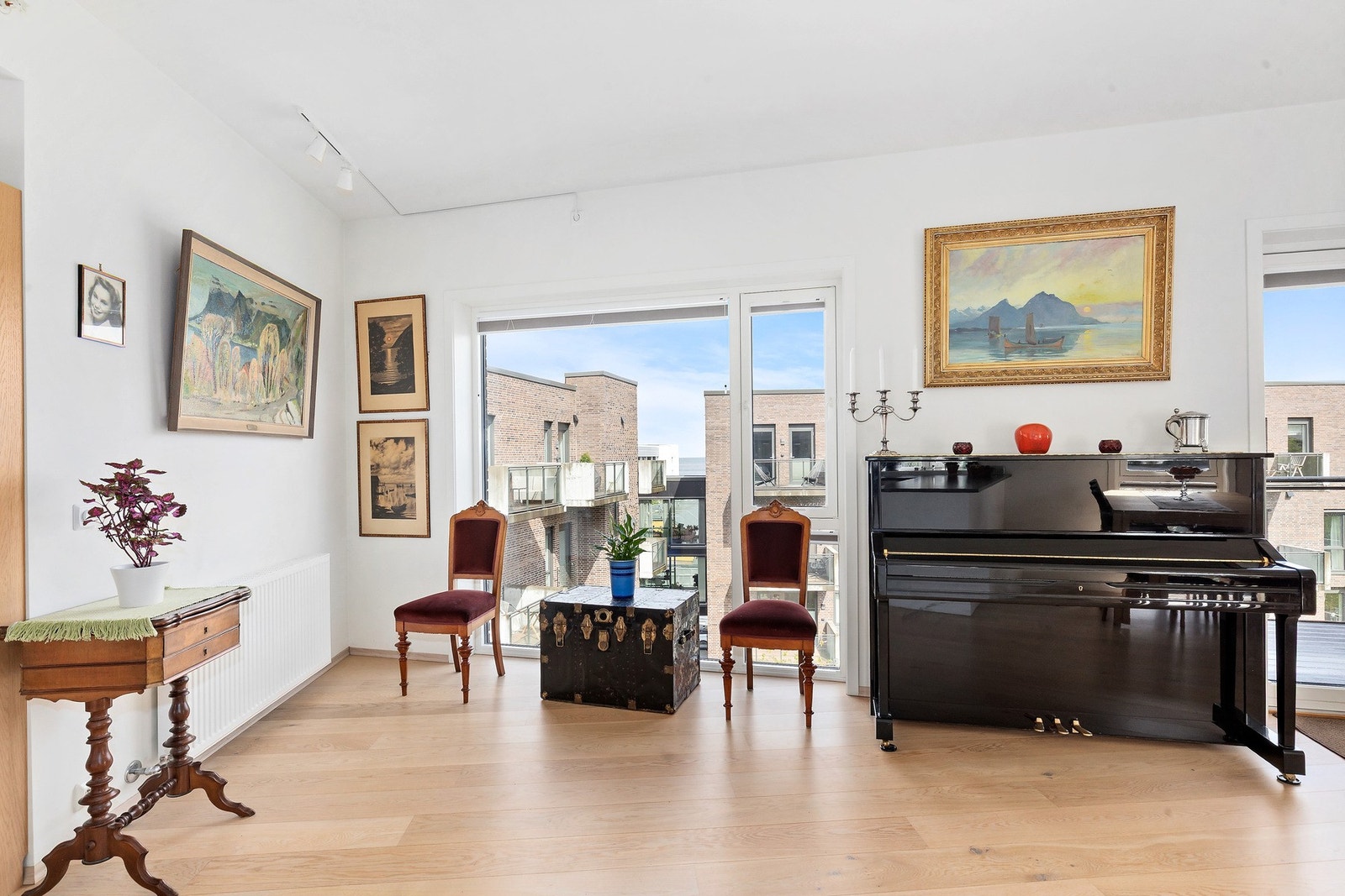 Det er montert innvendige Luxaflex plisségardiner på alle vinduer, med unntak av ett av soverommene. Galleribilde