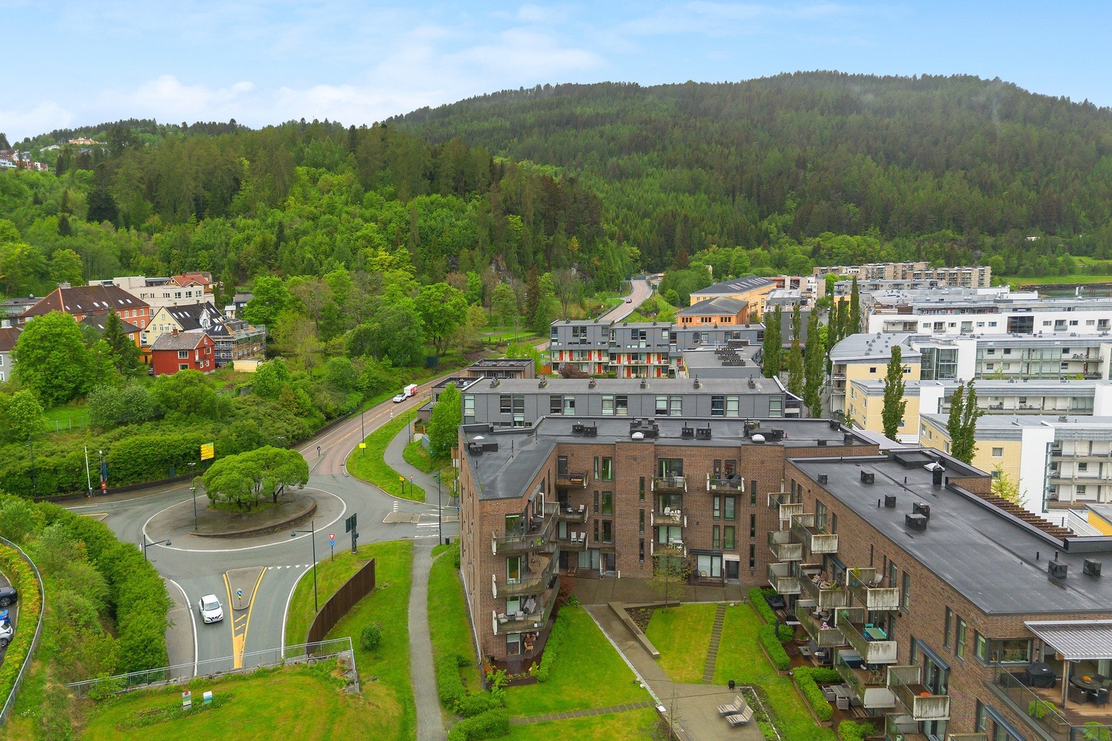 Her bor du i rolige og etablerte omgivelser samtidig som byens pulserende tilbud kun er få minutter unna. Galleribilde