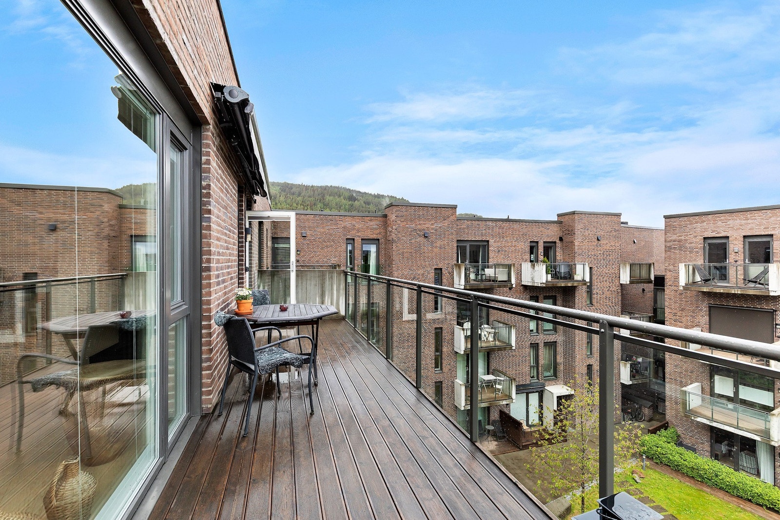 Her får du en romslig terrasse på hele 17 kvadratmeter med god plass til ønsket utemøblement og fine utsiktsforhold. Terrassen er utstyrt med elektrisk markise som bidrar til økt komfort på solrike dager. Galleribilde