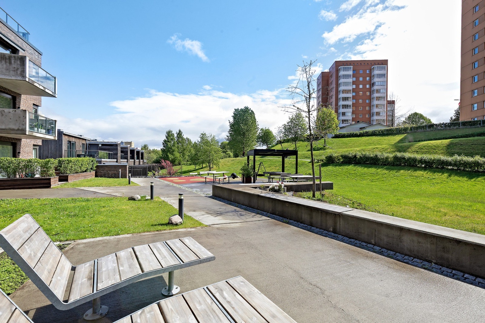Her bor du med det beste av både byliv og naturopplevelser. Fjordpromenaden og Bymarka ligger innen kort avstand, samtidig som du har Soknedal Bakeri med bakeriutsalg praktisk plassert i byggets første etasje. Galleribilde