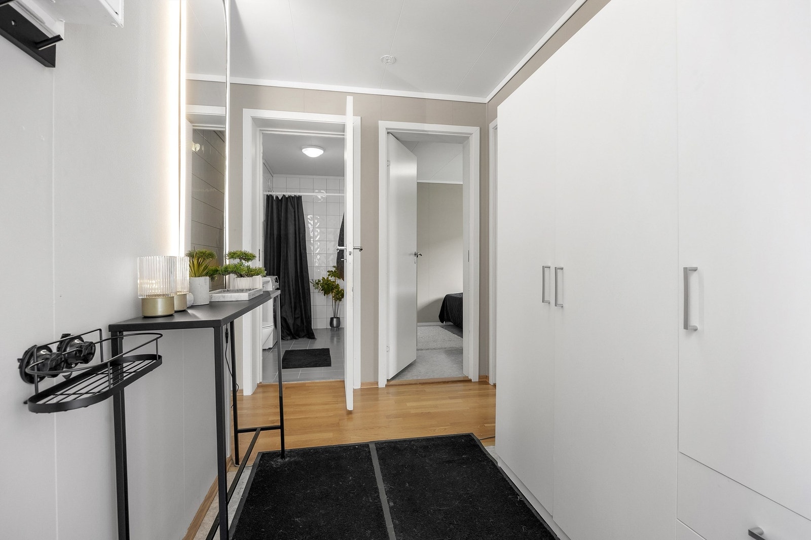 Entréen har plass til yttertøy i garderobeskap og gir adkomst til alle rom i leiligheten. Galleribilde