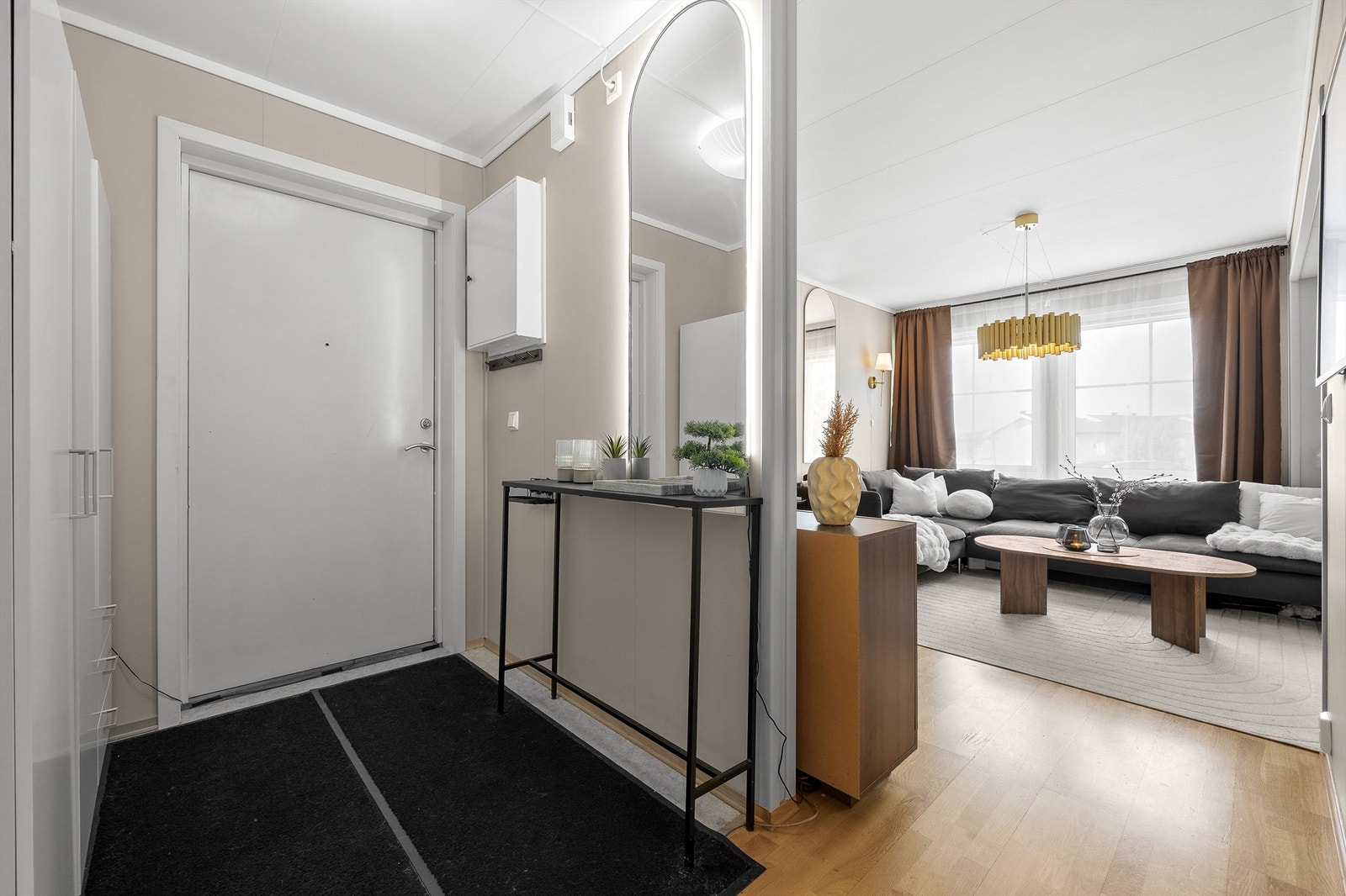Fra entréen er det en åpen overgang til stuen. Sikringsskapet er plassert her. Galleribilde