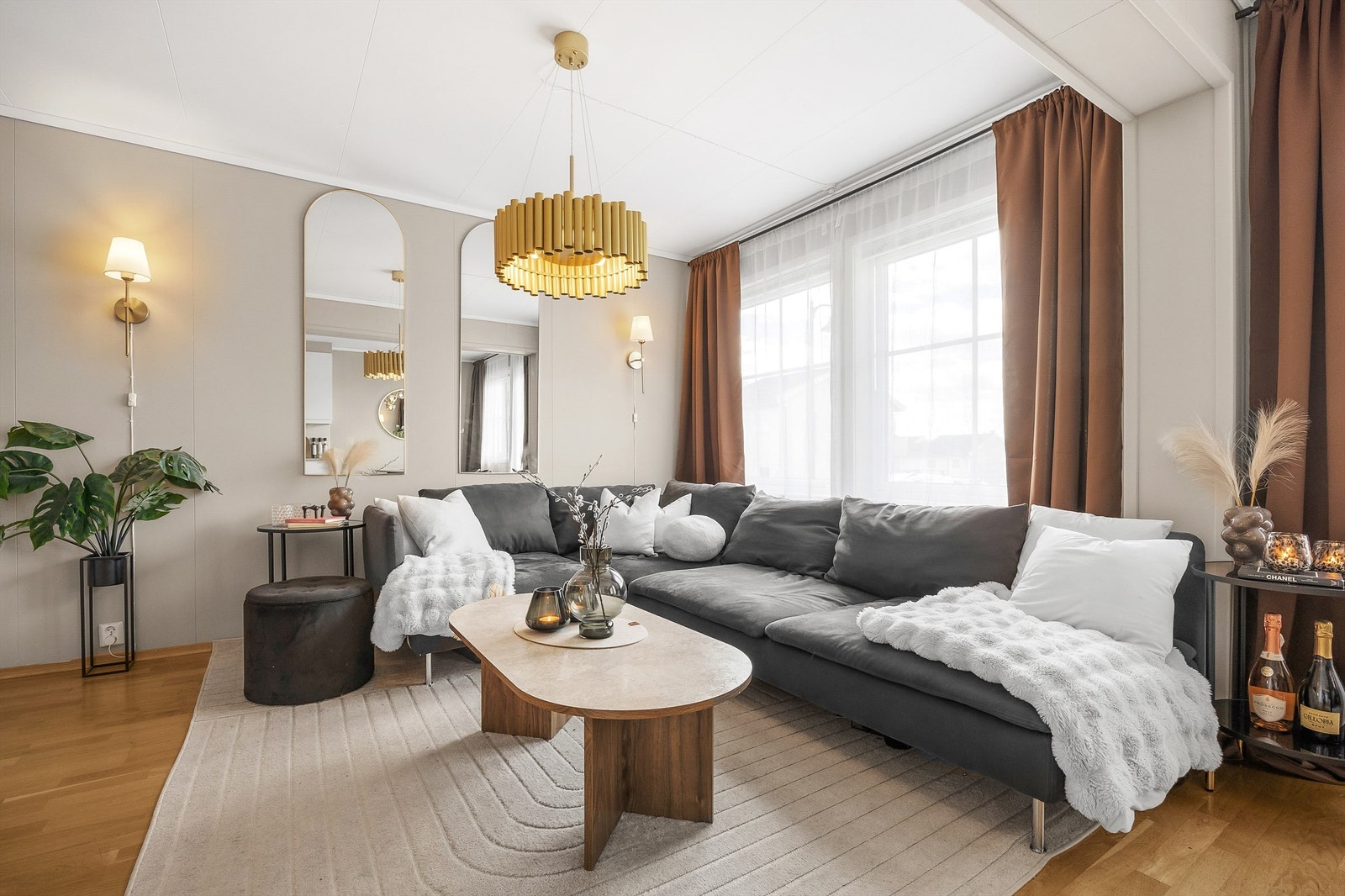 Stuen har god plass til både sofagruppe og spisebord. Store vindusflater gir godt med dagslys. Galleribilde