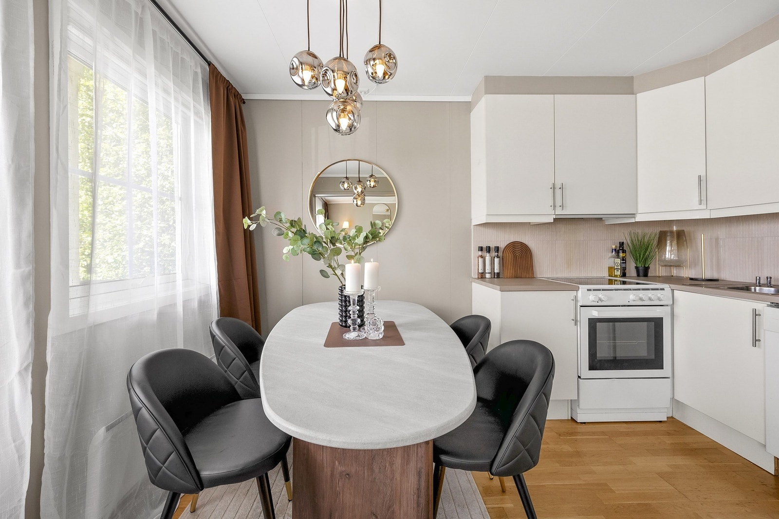 Leiligheten har en åpen og sosial planløsning, med en nyere varmtvannsbereder fra 2022 og ventilator fra 2023.
Foto: Espen Edin Døhlen Galleribilde