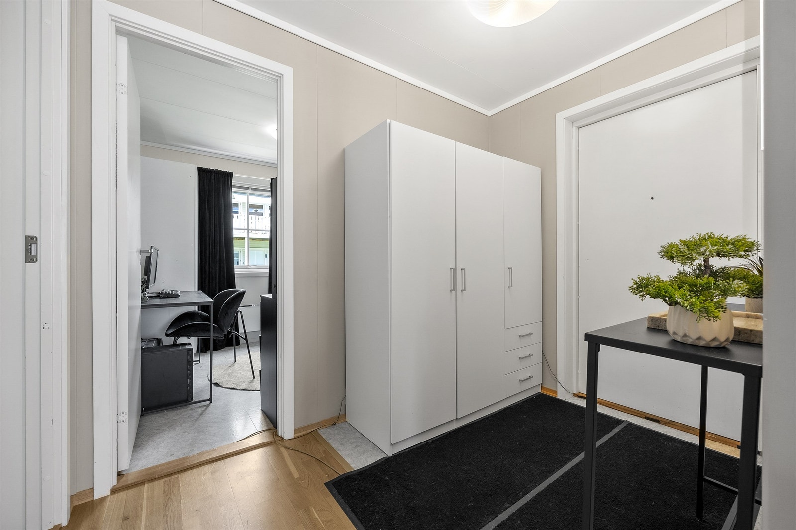 Praktisk og lett tilgjengelig utebod med direkte adkomst fra entréen. Galleribilde
