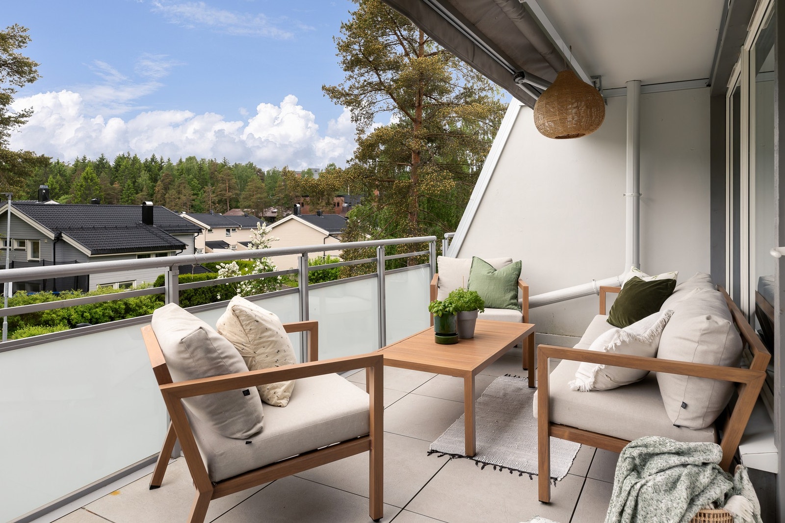 Det ble gjennomført en fasaderehabilitering i regi av borettslaget i 2019, og balkongen har fliser/heller på dekket og rekkverk i aluminium. Videre er det montert markise og utvendig stikkontakt. Galleribilde