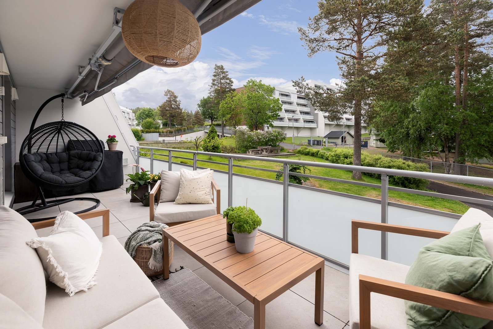 En moderne og romslig 2-roms leilighet med alkove og attraktiv beliggenhet på Ellingsrud. Her bor du sentralt med kort vei til butikker, servicetilbud, skoler og barnehager, samtidig som flotte tur- og rekreasjonsmuligheter i Østmarka ligger rett utenfor Galleribilde