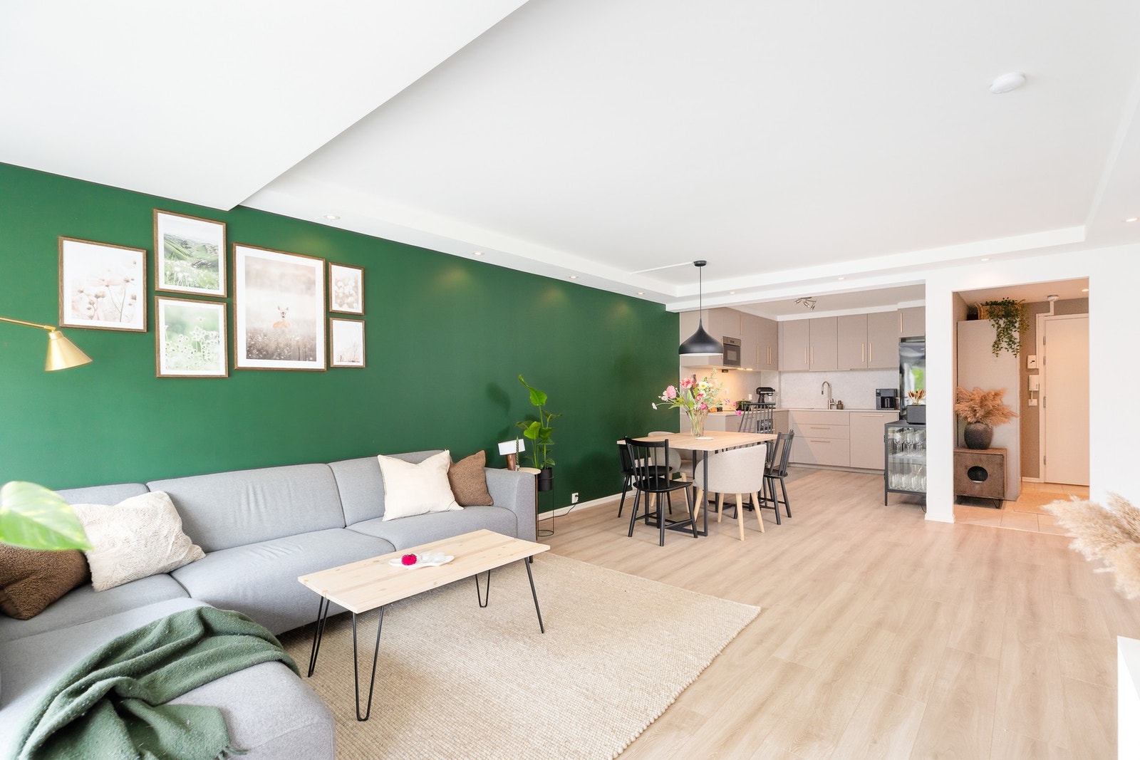 I stuen er god plass til å både spisebord og sofagruppe med tilhørende møblement. Galleribilde