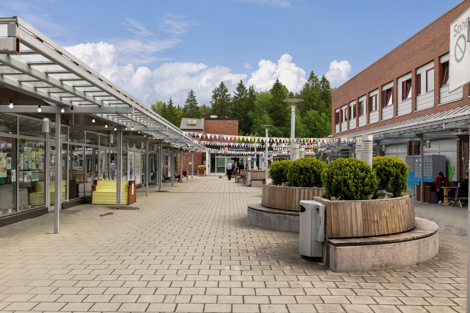 Ellingsrud Torg ligger få minutters gange unna... Galleribilde