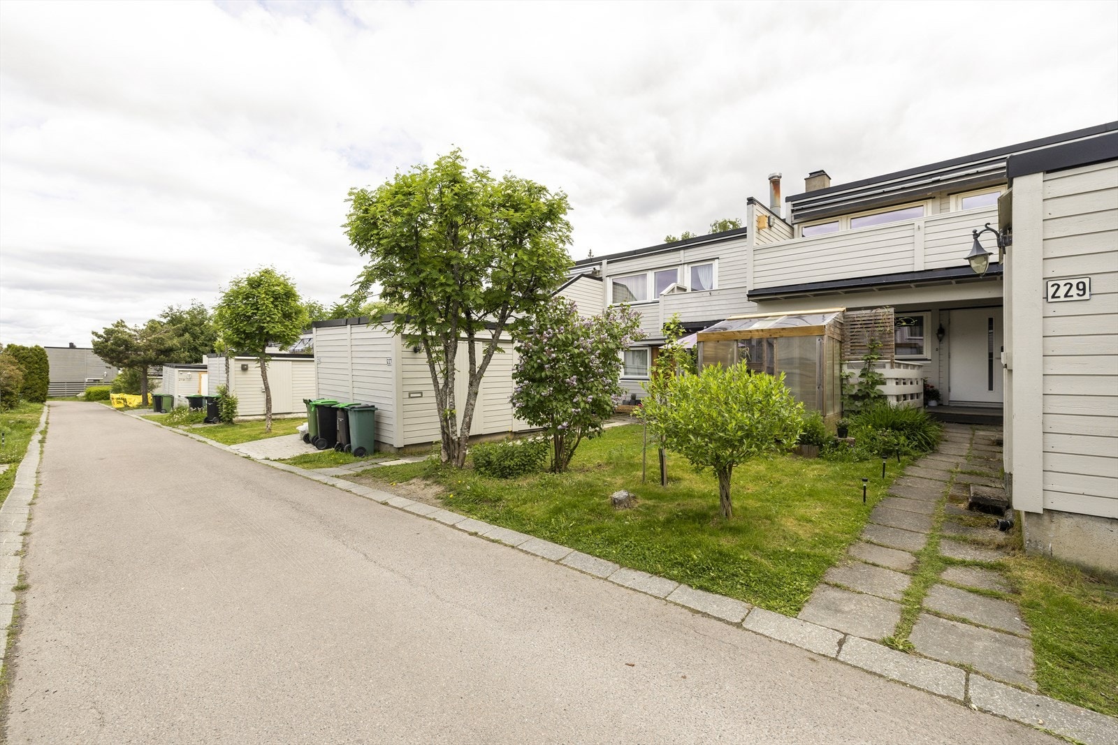 Her bor man i et godt etablert boligområde på Skjetten. Galleribilde