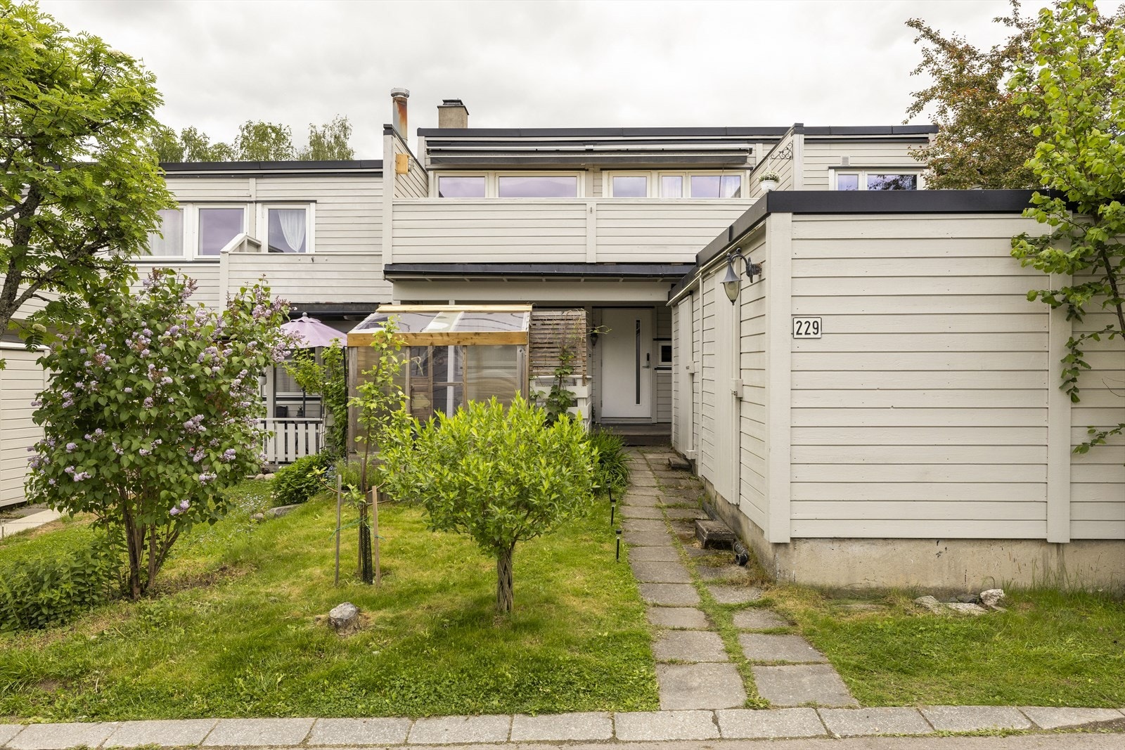 Rekkehuset går over to plan og har en familievennlig planløsning. Galleribilde